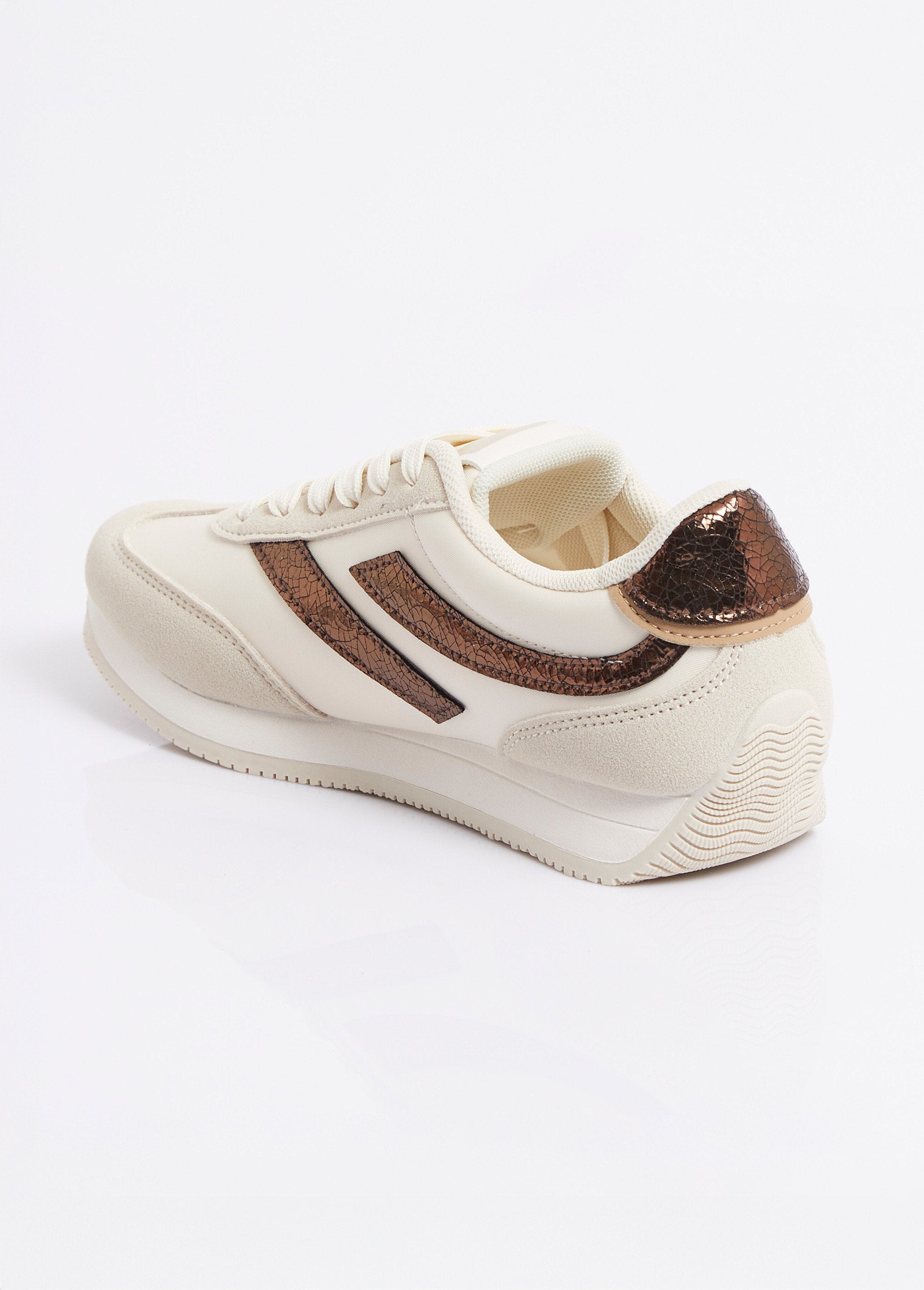 Sporty-looking_sneakers_+_fancy_laces_Beige_DO1_slim