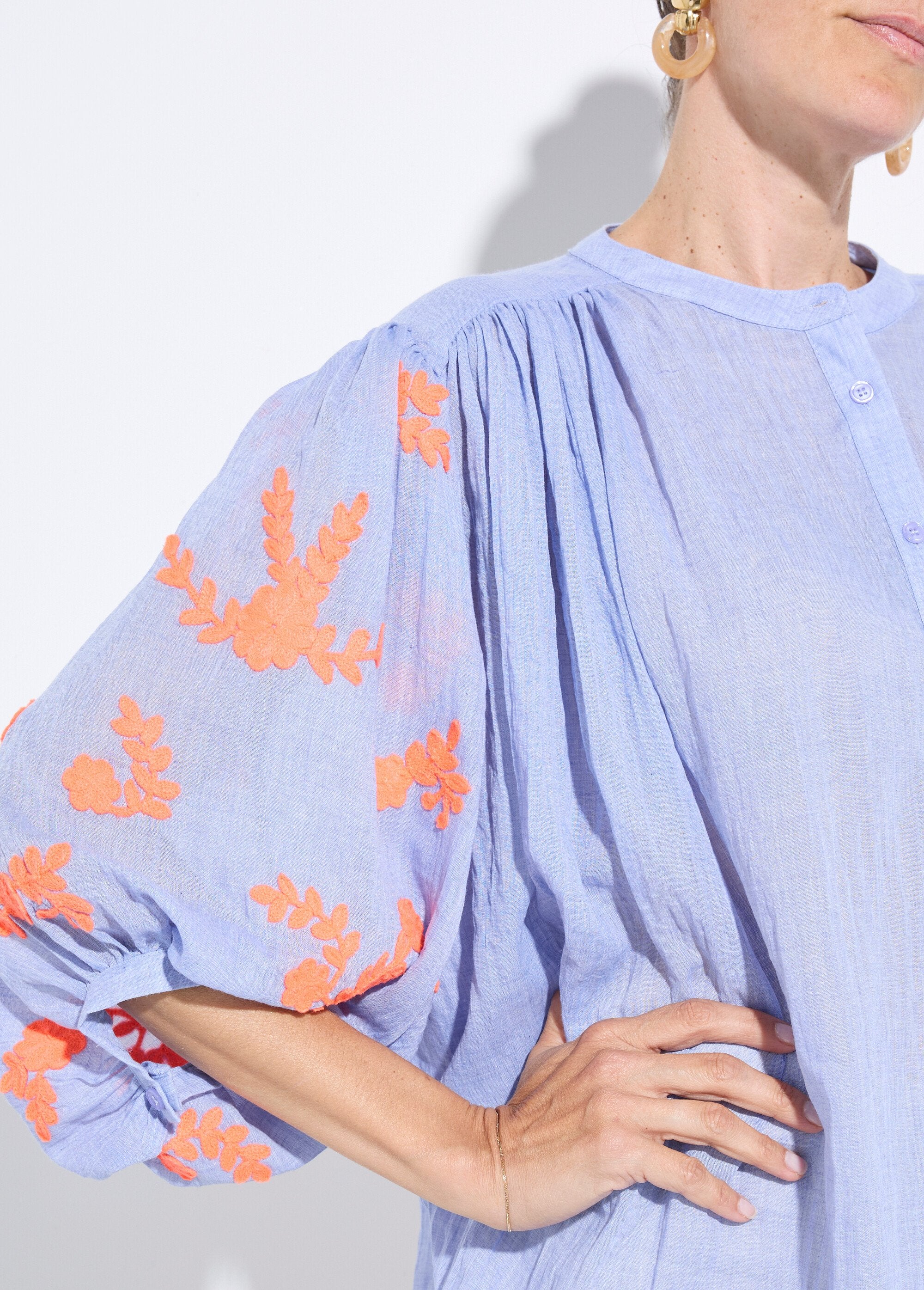 Chambray_blouse_with_contrasting_embroidery_Blue_DE1_slim