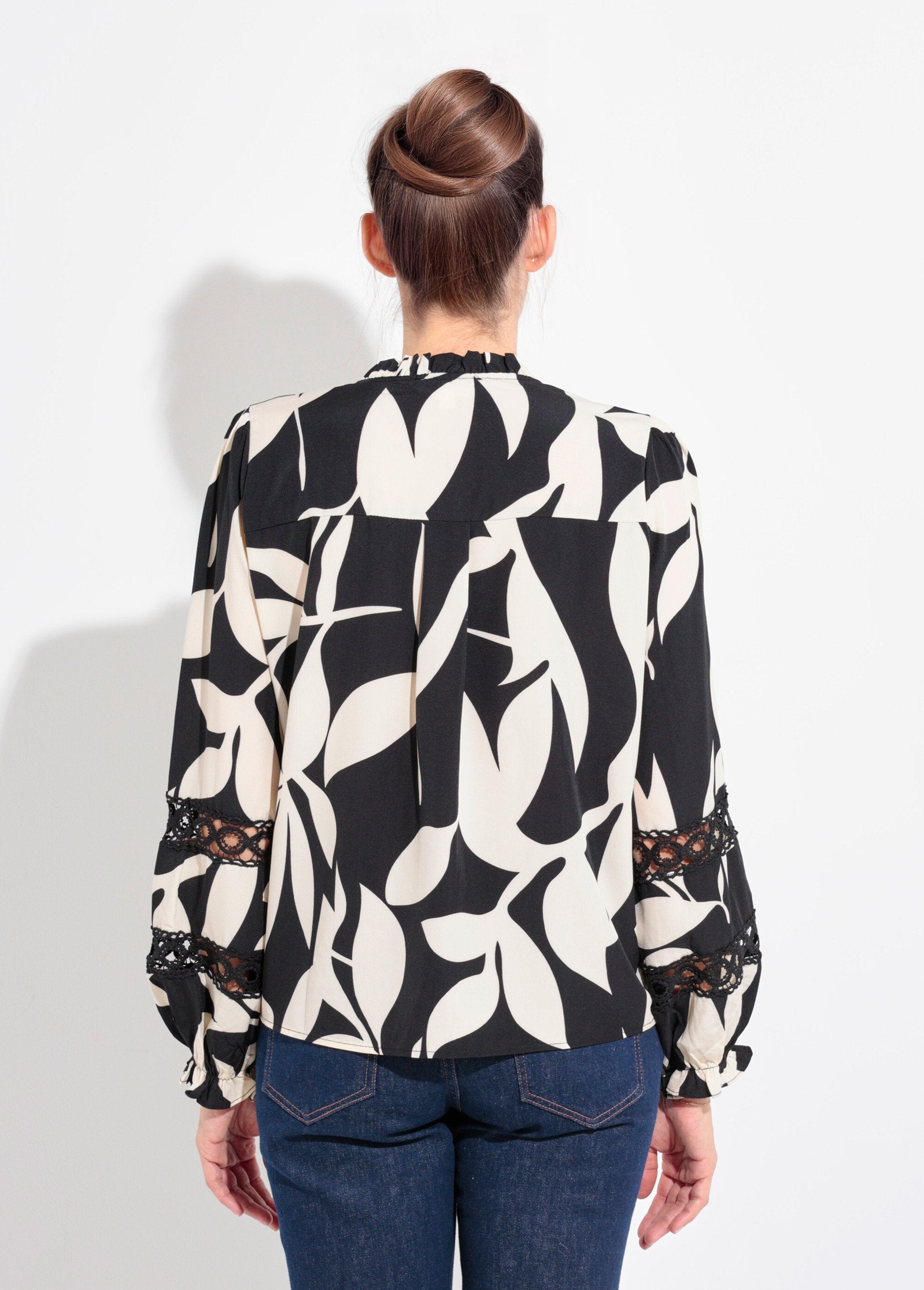 Graphic_pattern_blouse_with_lace_details_Black_and_white_DO1_slim