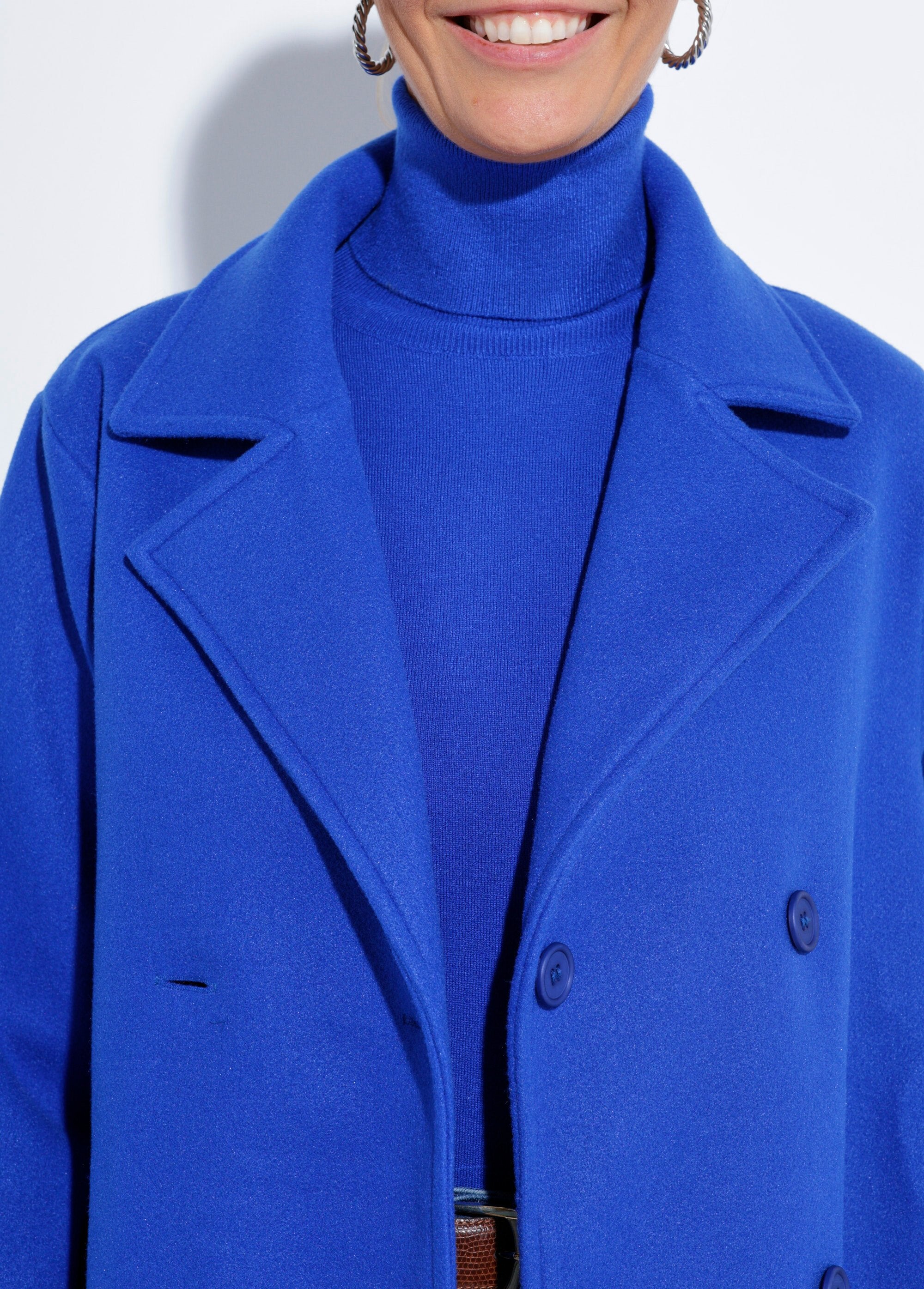 Long,_plain_wool-cloth_style_pea_coat_Bright_blue_DE1_slim