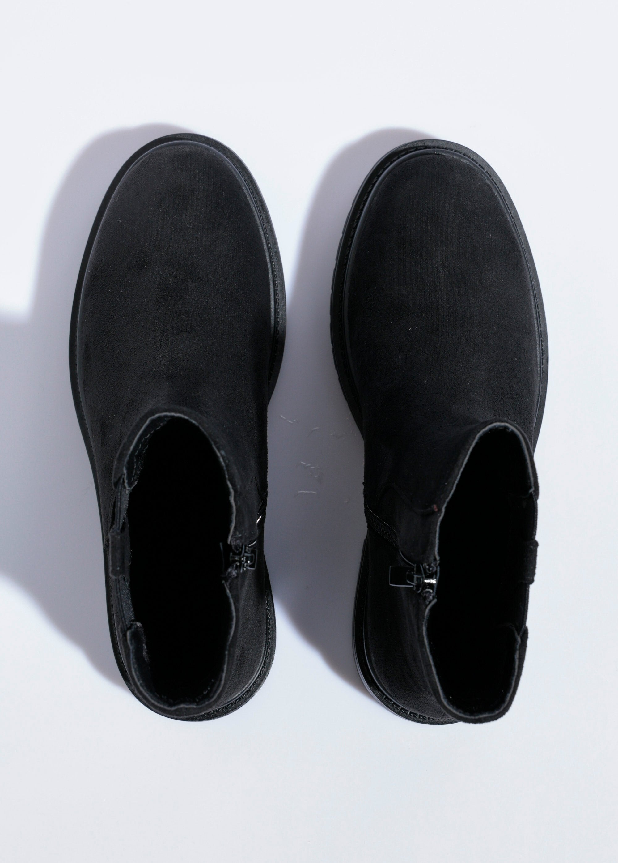 Chelsea_boots_with_notched_sole_Black_OV1_slim