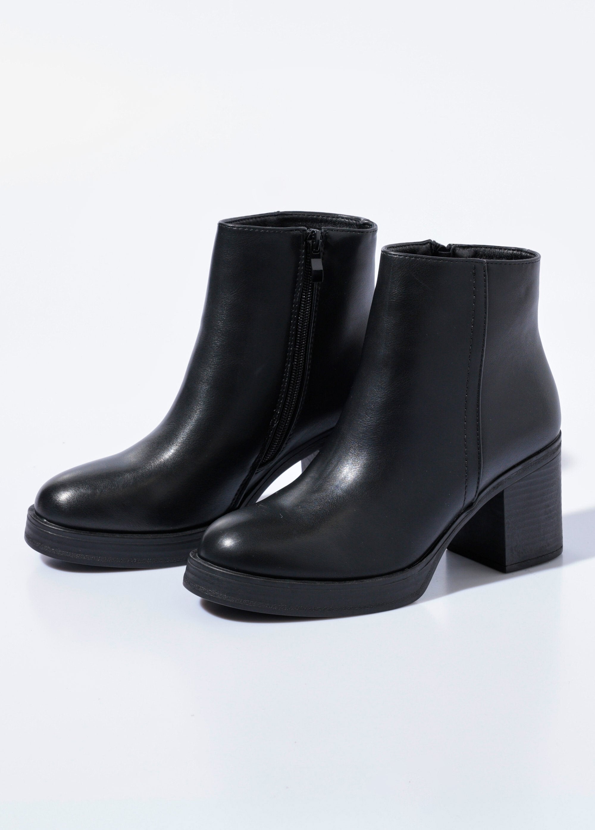 Boots_with_round-toe_heel_and_thick_sole_Black_DE1_slim