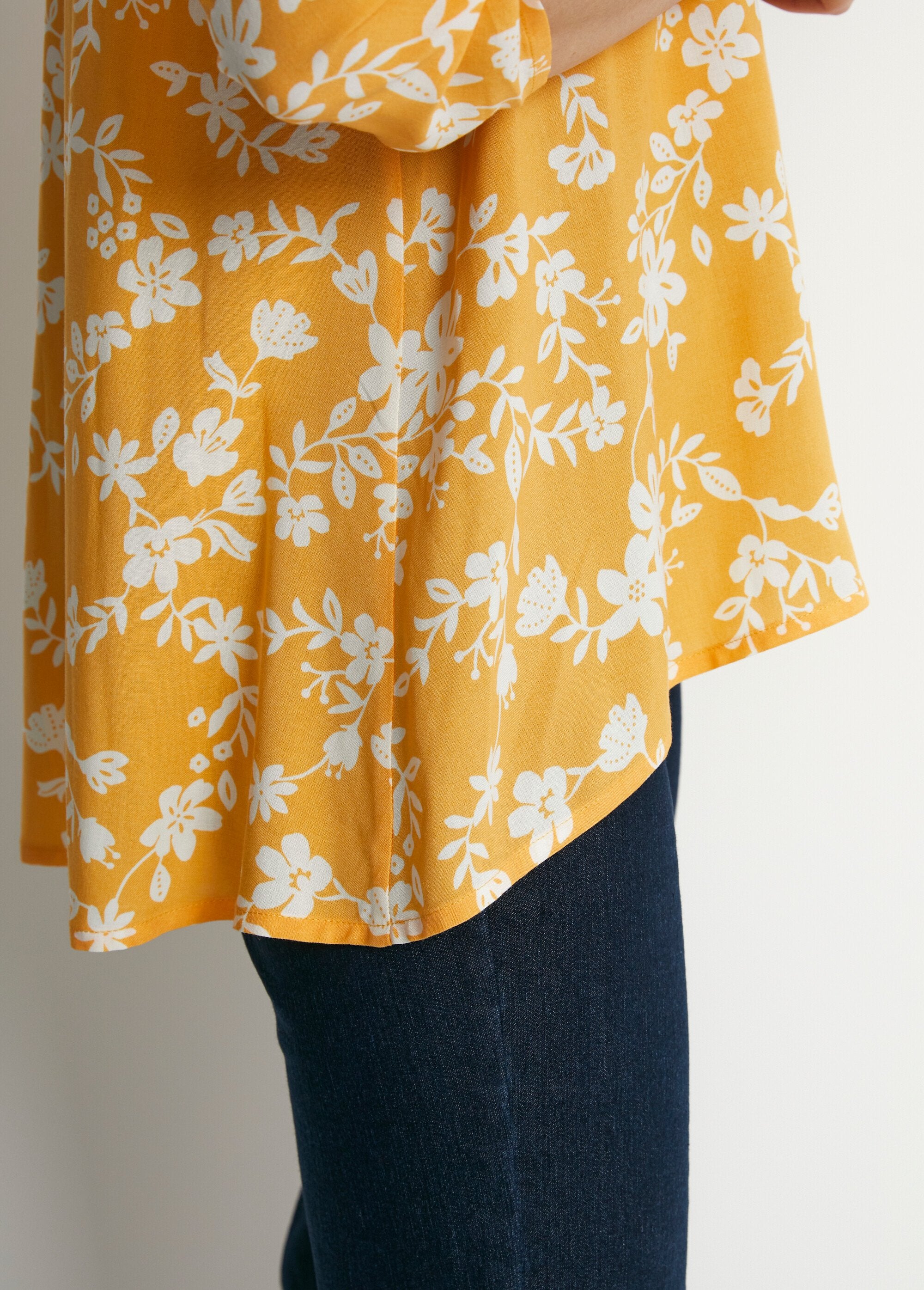 Printed_blouse_with_3/4_sleeves_and_longer_back_Yellow_and_white_DE4_slim