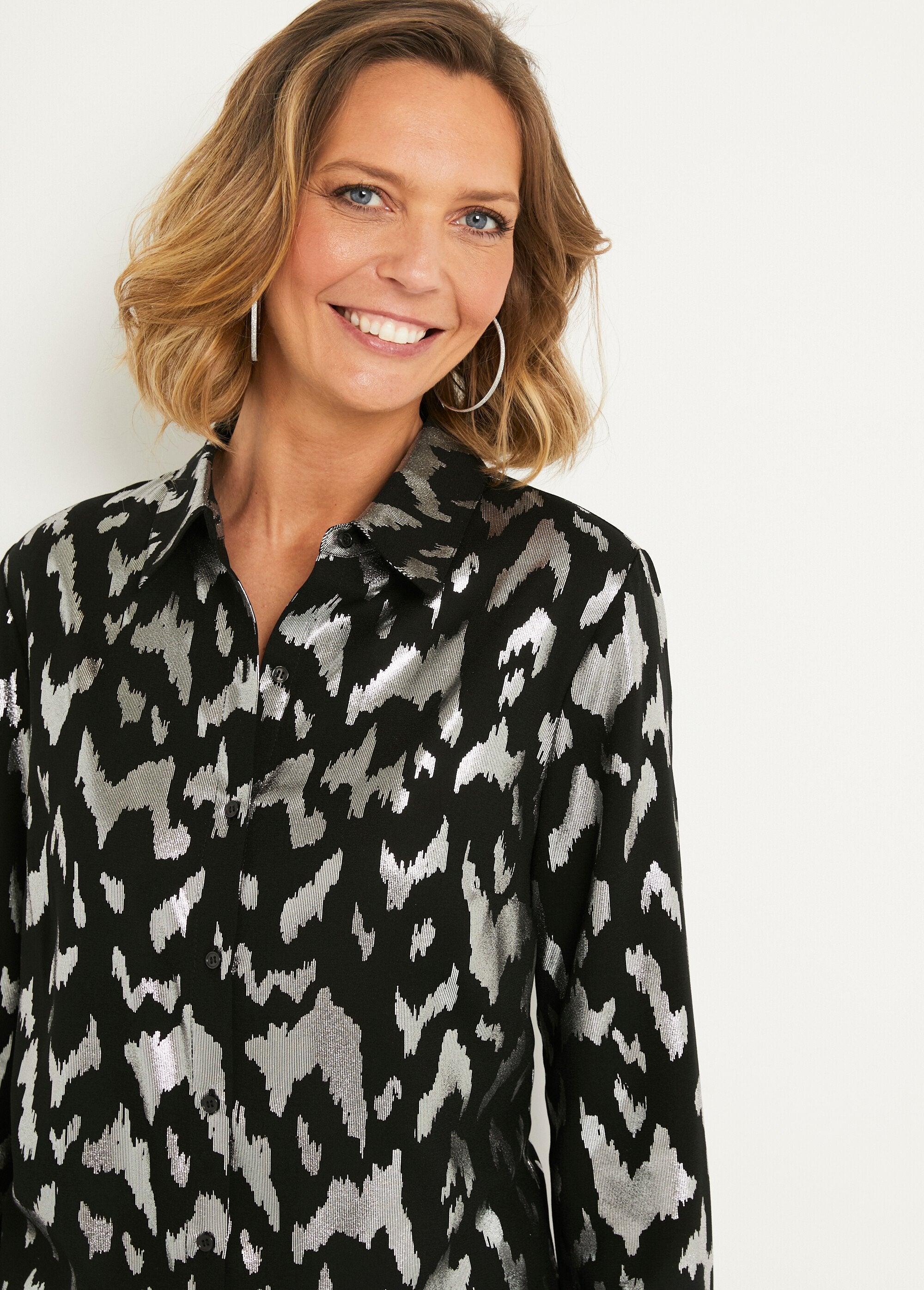 Long_buttoned_blouse_with_shiny_print_Black_and_silver_DE1_slim