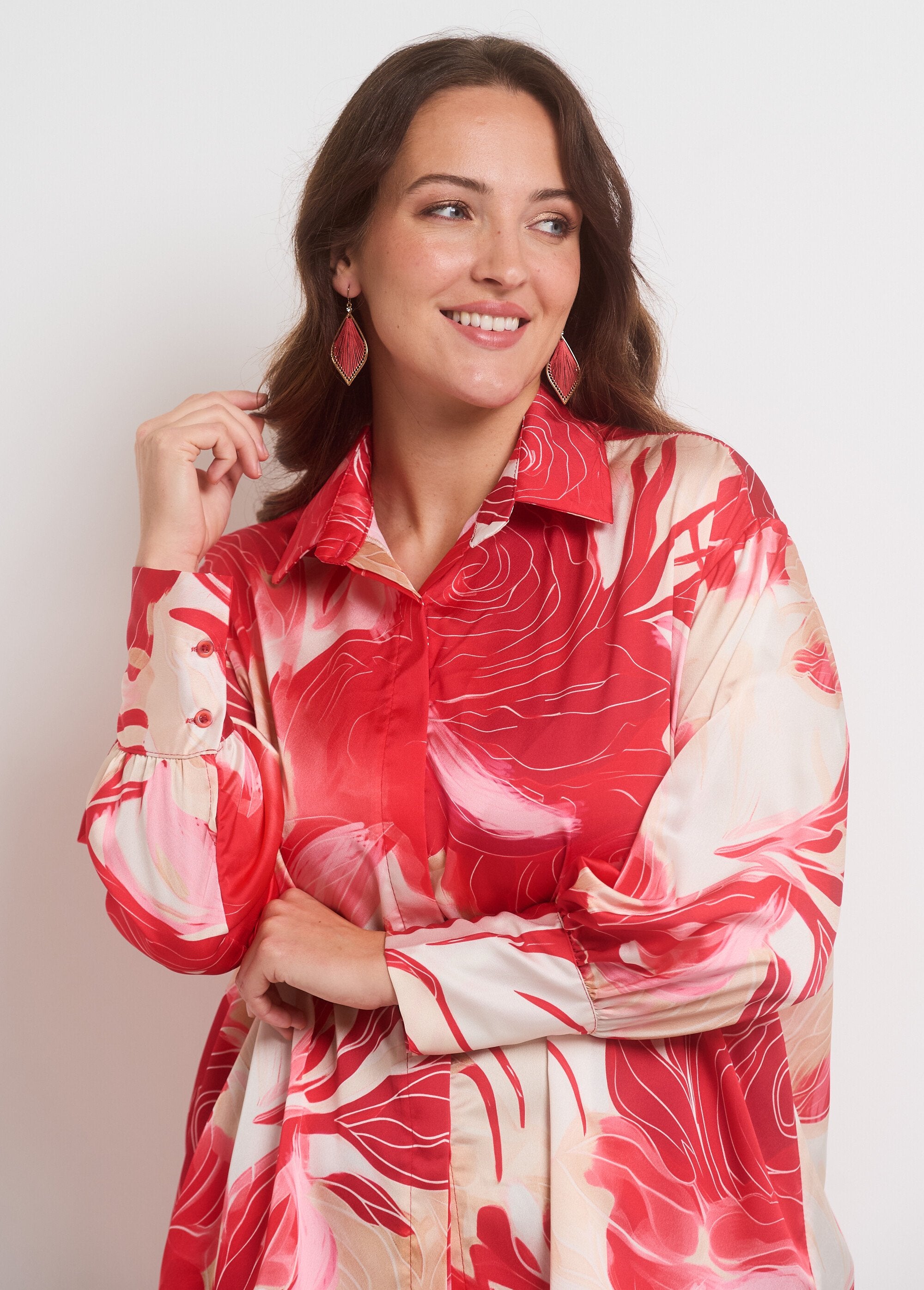Long_sleeve_floral_satin_blouse_Red_and_pink_DE1_curvy