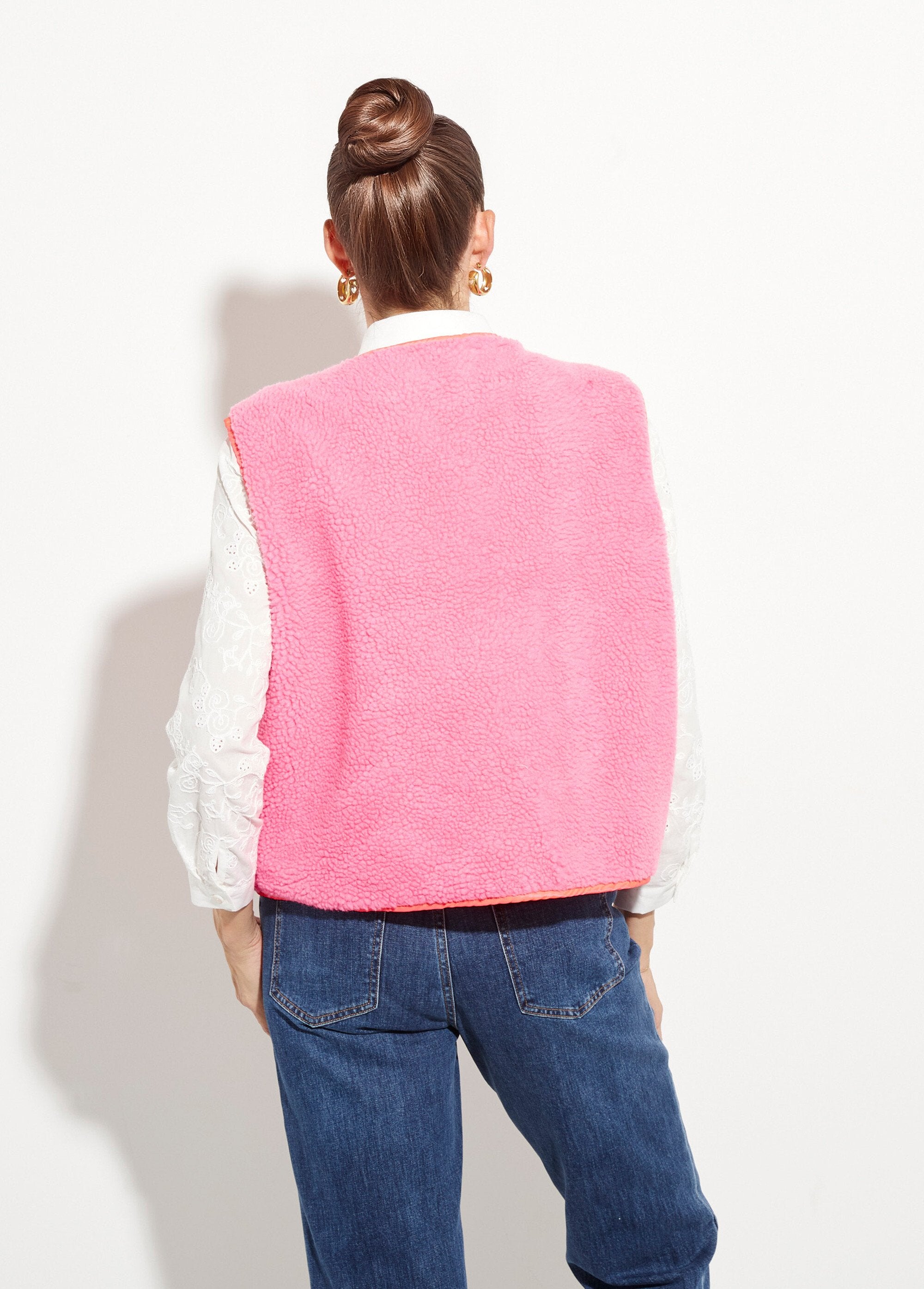 Sleeveless_vest,_fluorescent_faux_fur_Neon_pink_DO1_slim