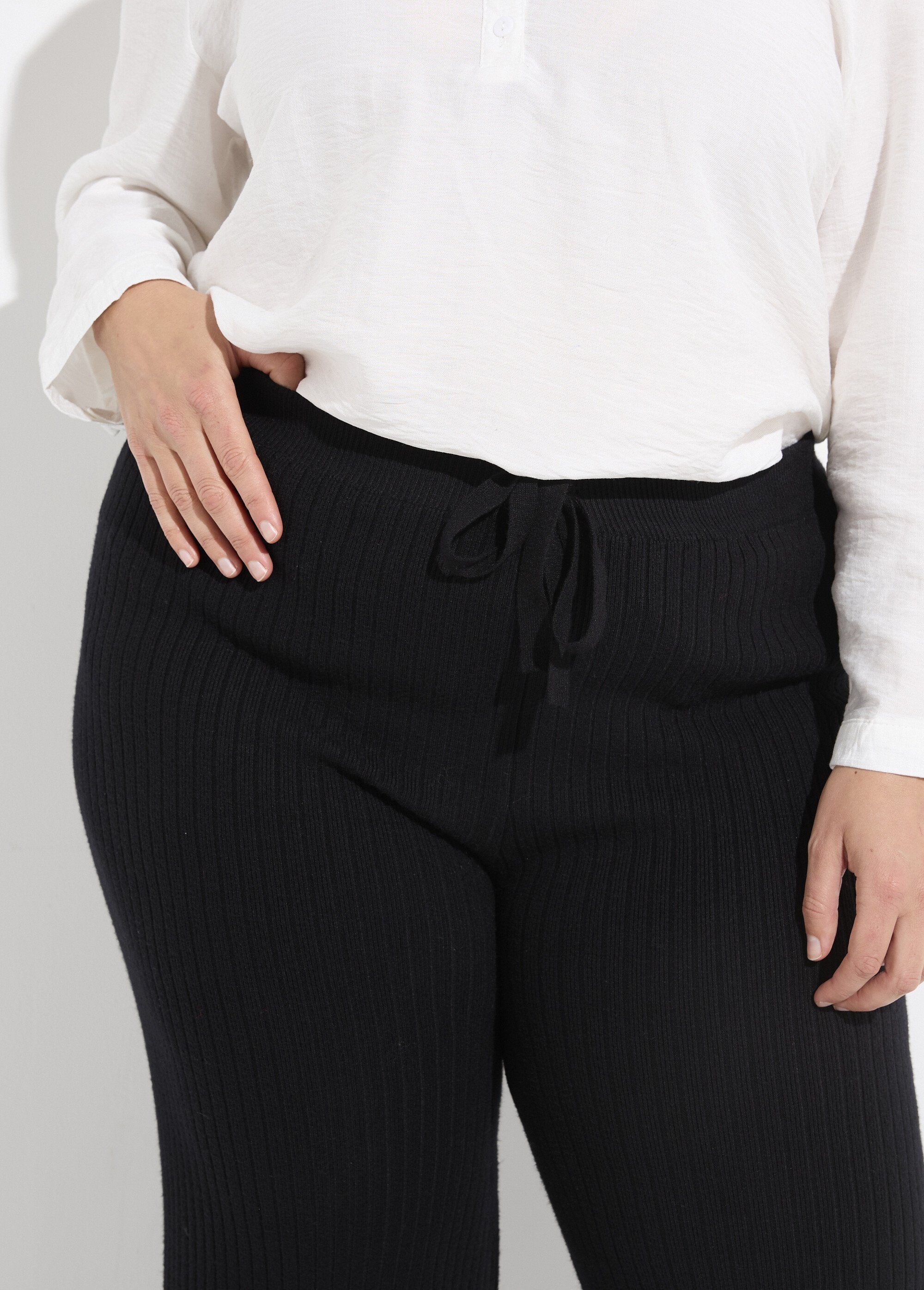 Comfortable_knit_pants,_wide_cut_Black_DE1_curvy