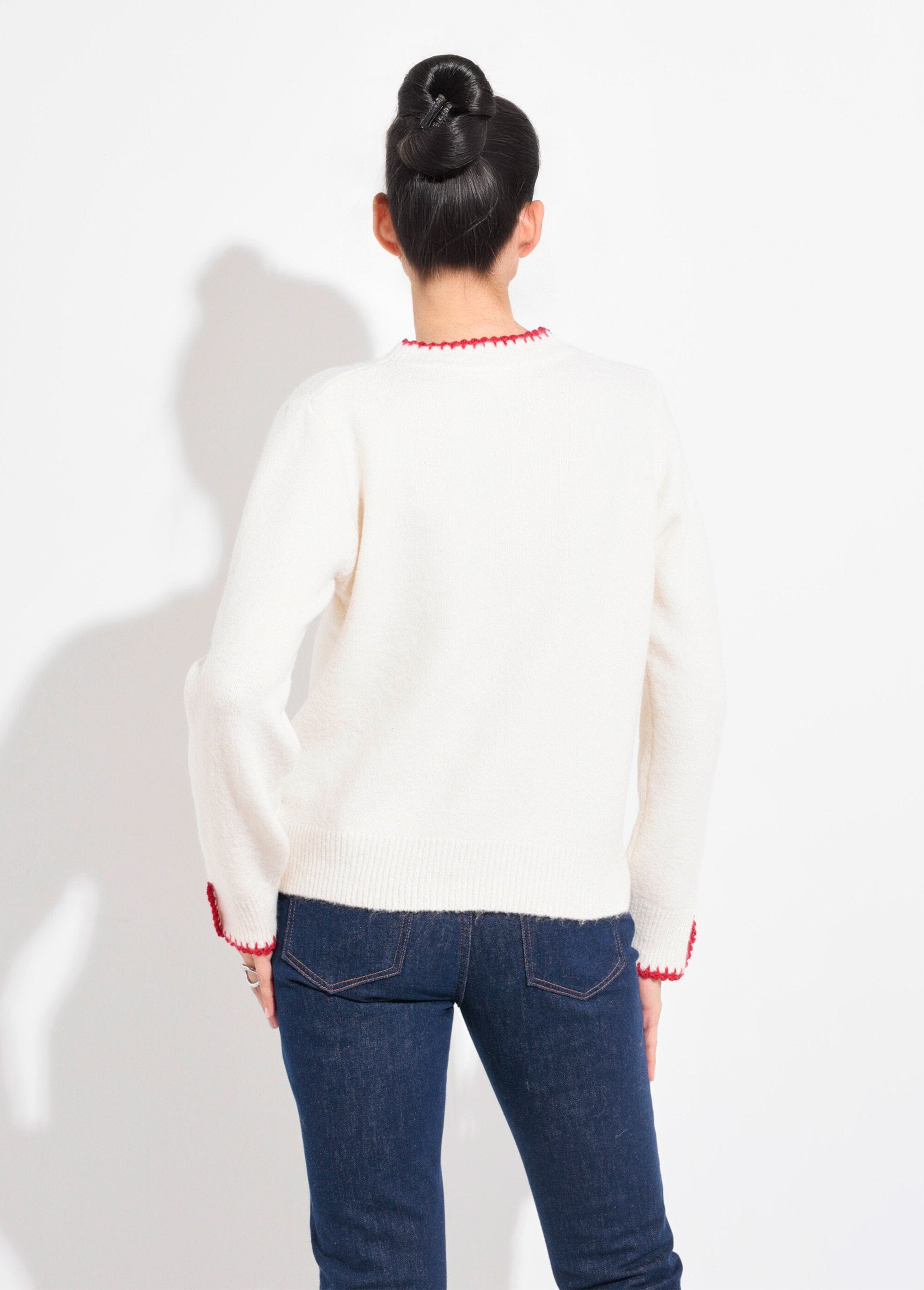 Warm_wool_sweater_with_croquet-style_details_Ecru_DO1_slim