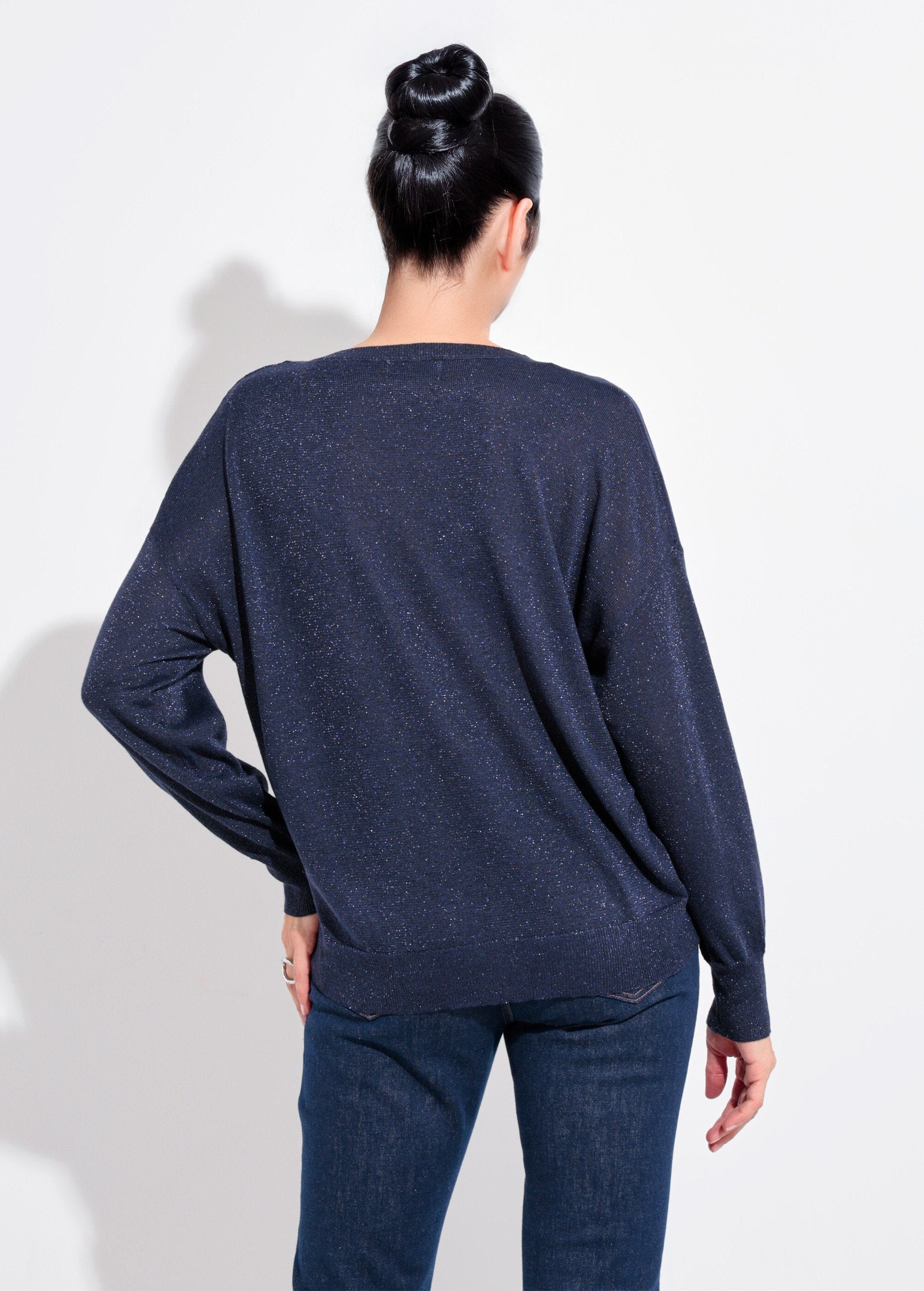 Fine_gauge_metallic_knit_V-neck_sweater_Marine_DO1_slim