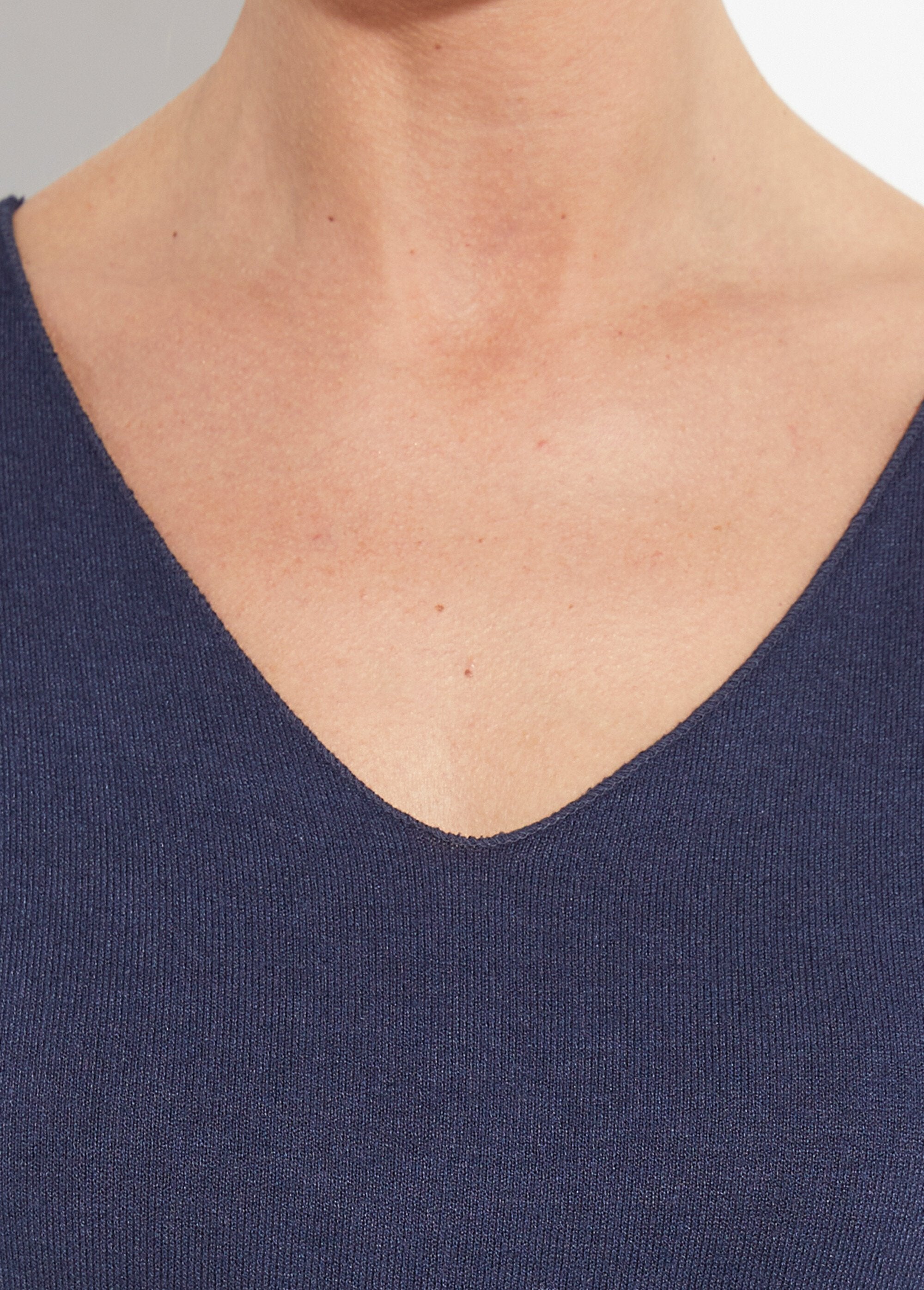 Thin_sweater_with_angora_and_wool,_V-neck_Marine_DE2_slim
