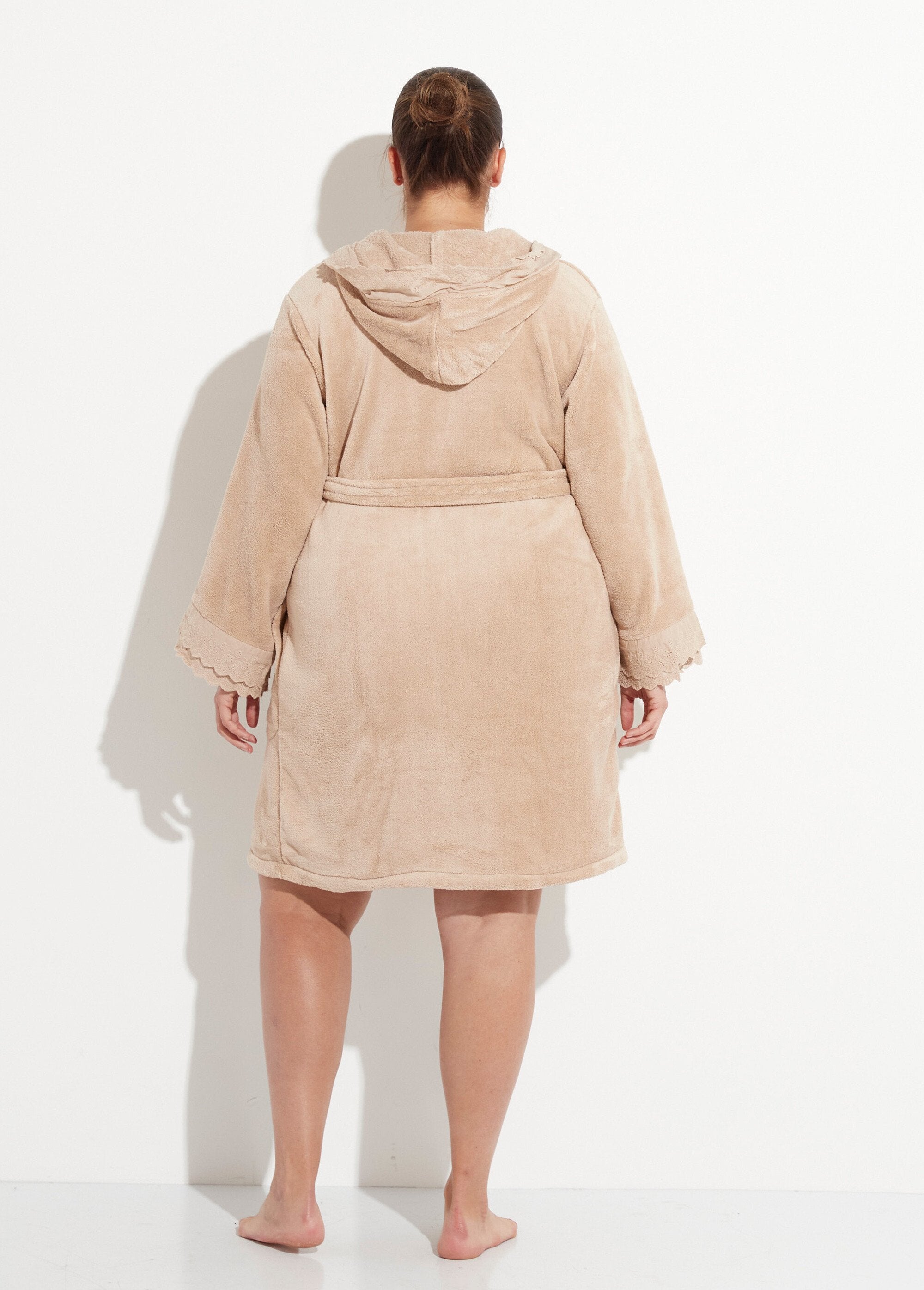 Hooded_dressing_gown_with_English_embroidery_Mole_DO1_curvy