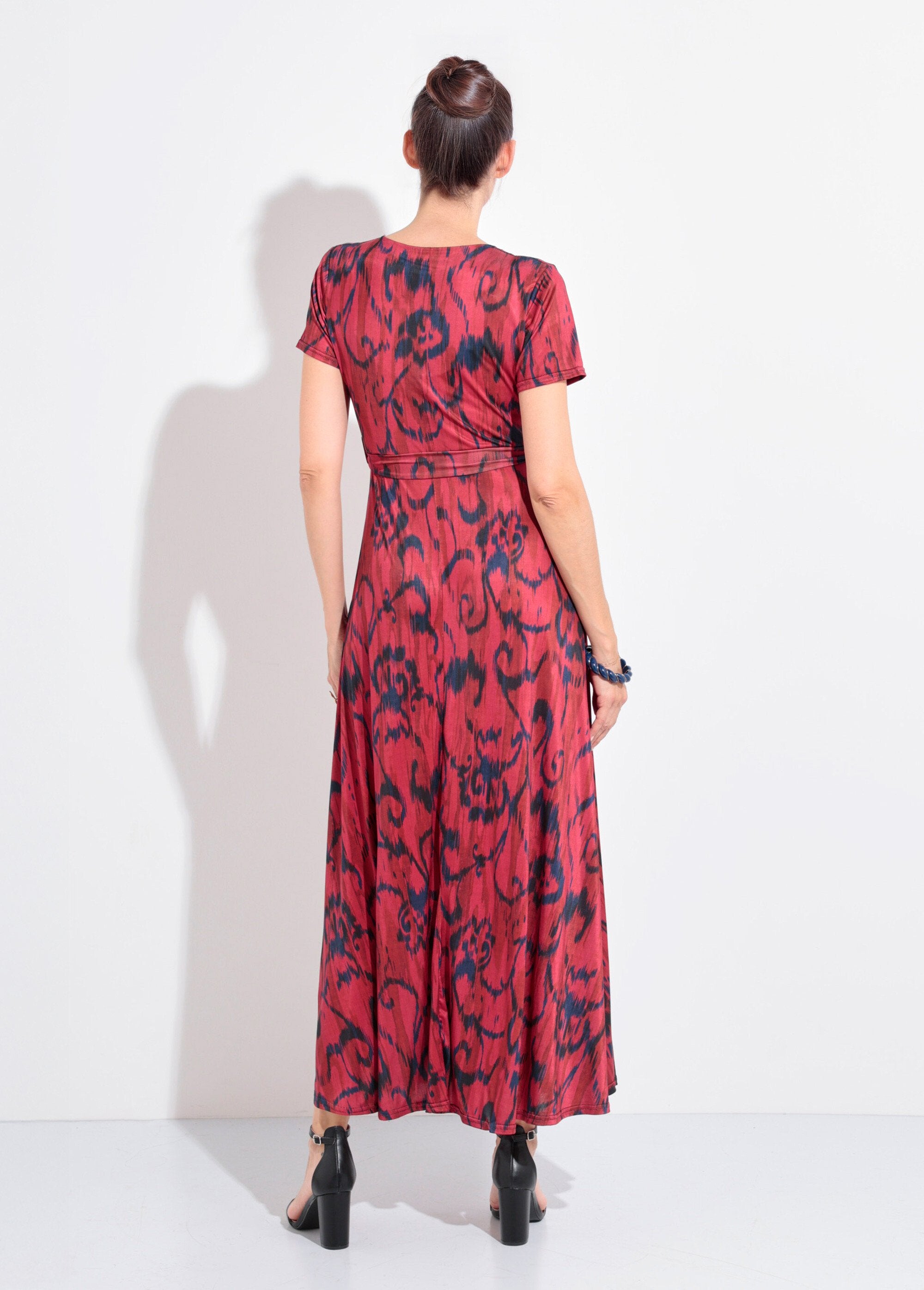 Long_dress,_V-neck,_wrap-around_belt_Black_and_red_DO1_slim