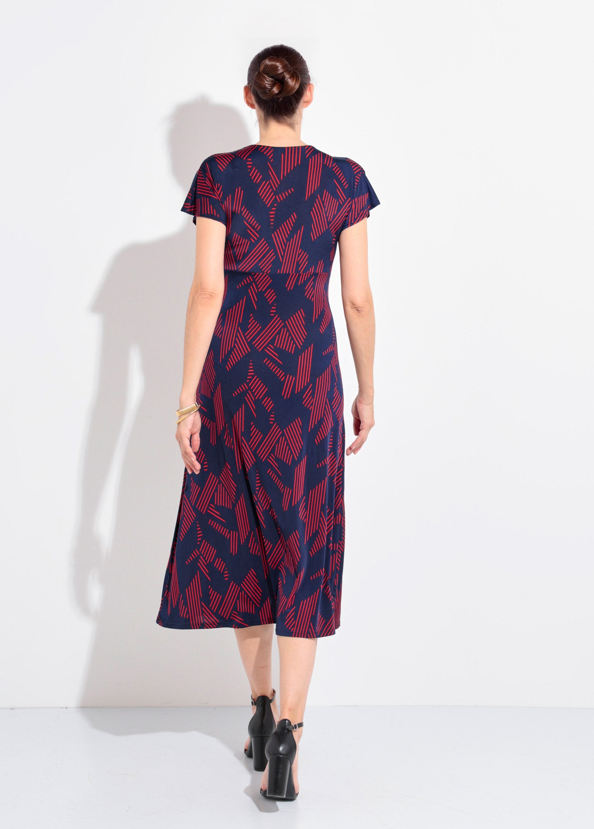 Long_sleeve_dress_with_V-neck_and_graphic_pattern_Navy_and_burgundy_DO1_slim