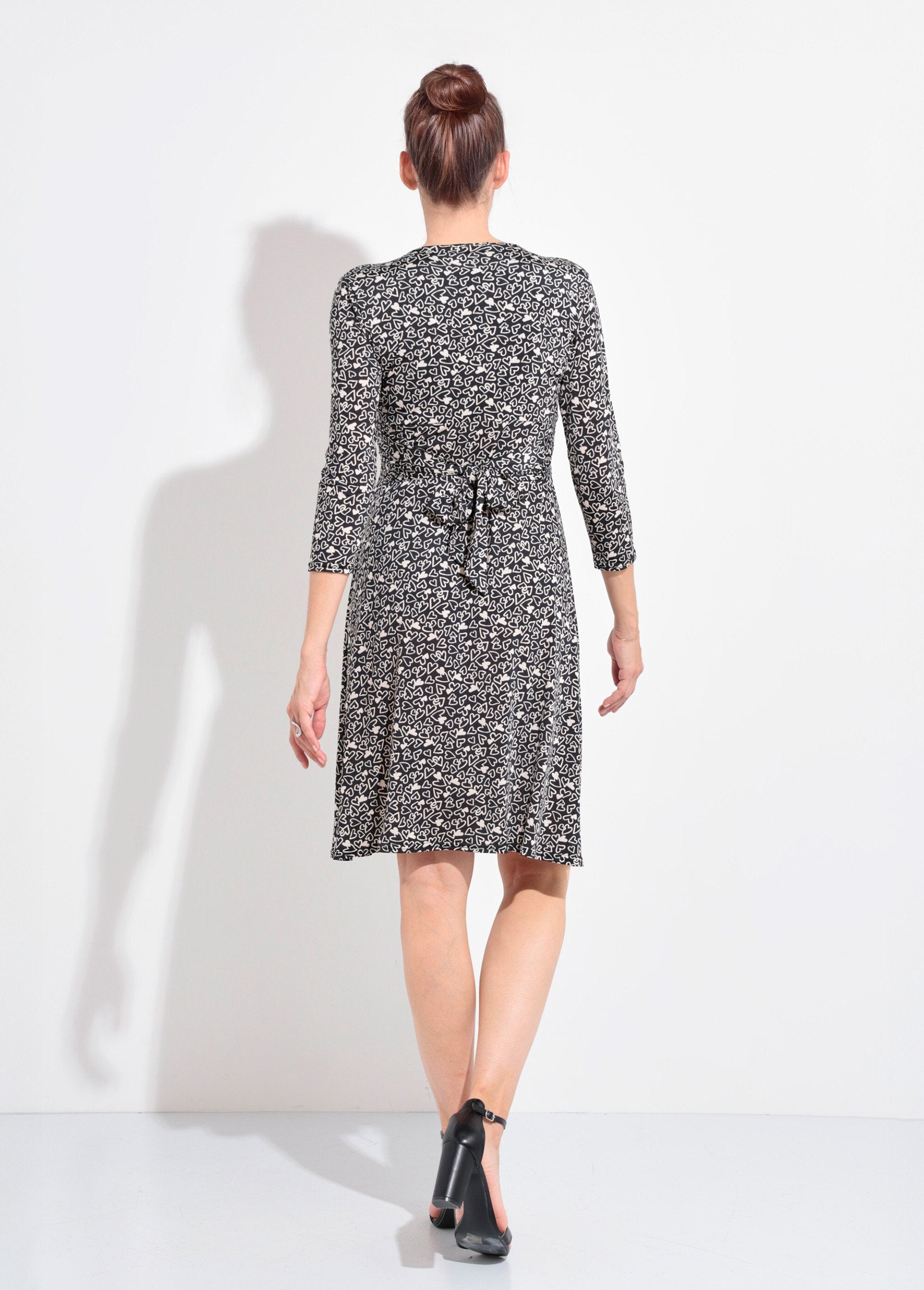 3/4_sleeve_dress_with_draped_V-neck_and_heart_pattern_Black_and_white_DO1_slim