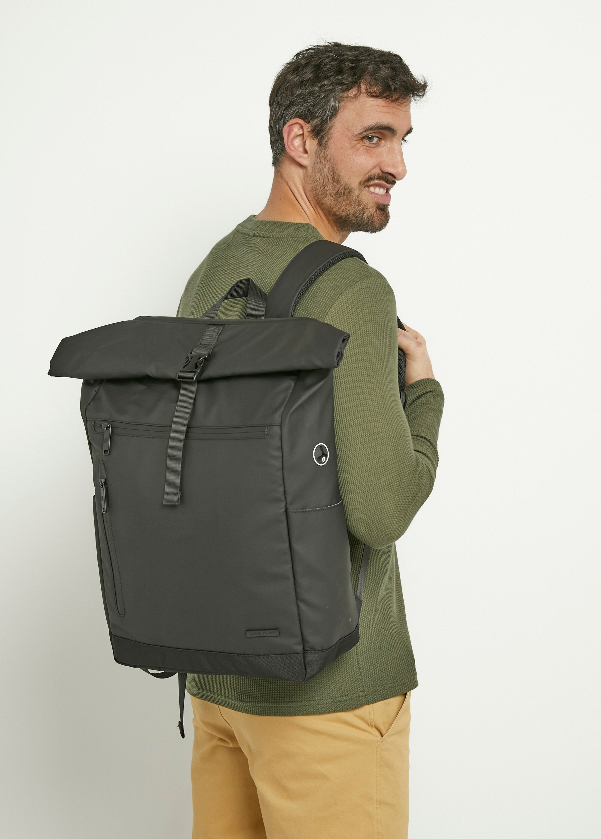 Multi-pocket_zipped_urban_backpack_Black_DE1_slim