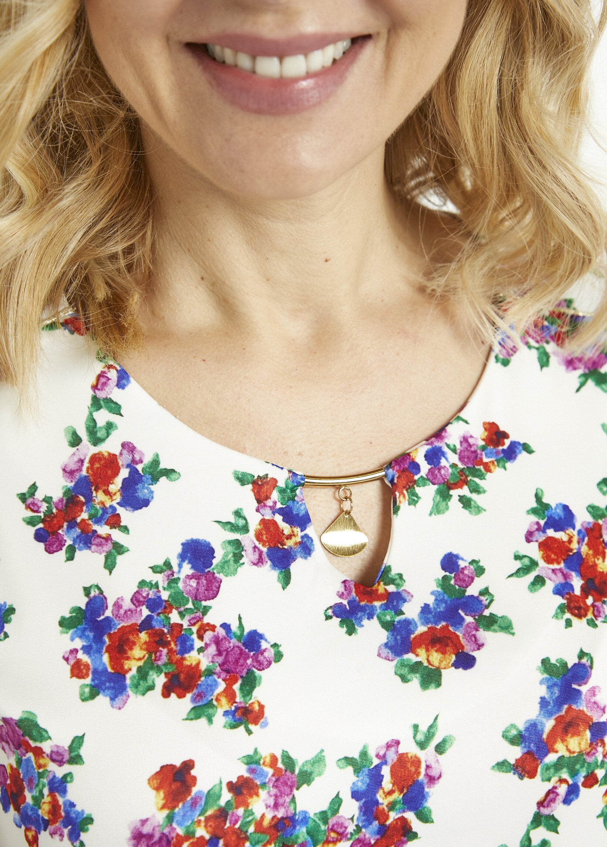 Floral_jewel_collar_blouse_T-shirt_White_background_DE1_slim