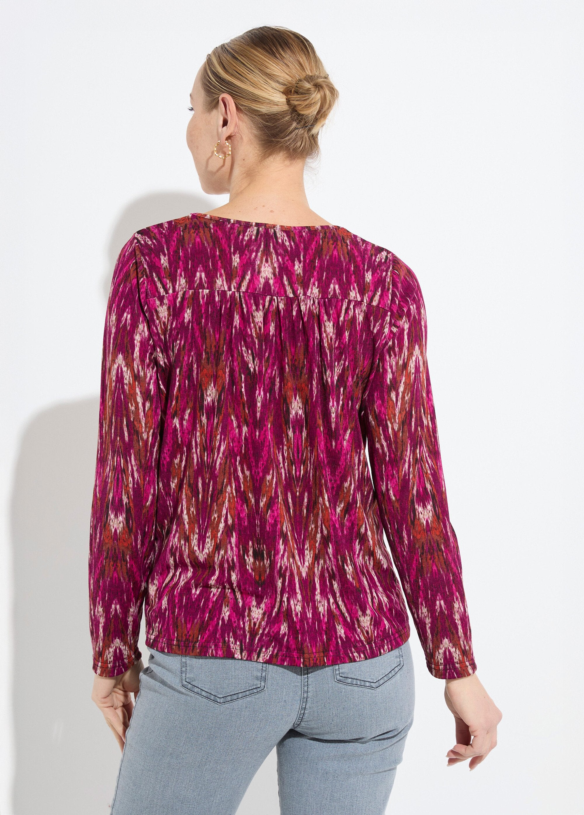 Warm_V-neck_printed_long-sleeved_T-shirt_Blackcurrant_and_beige_DO1_slim