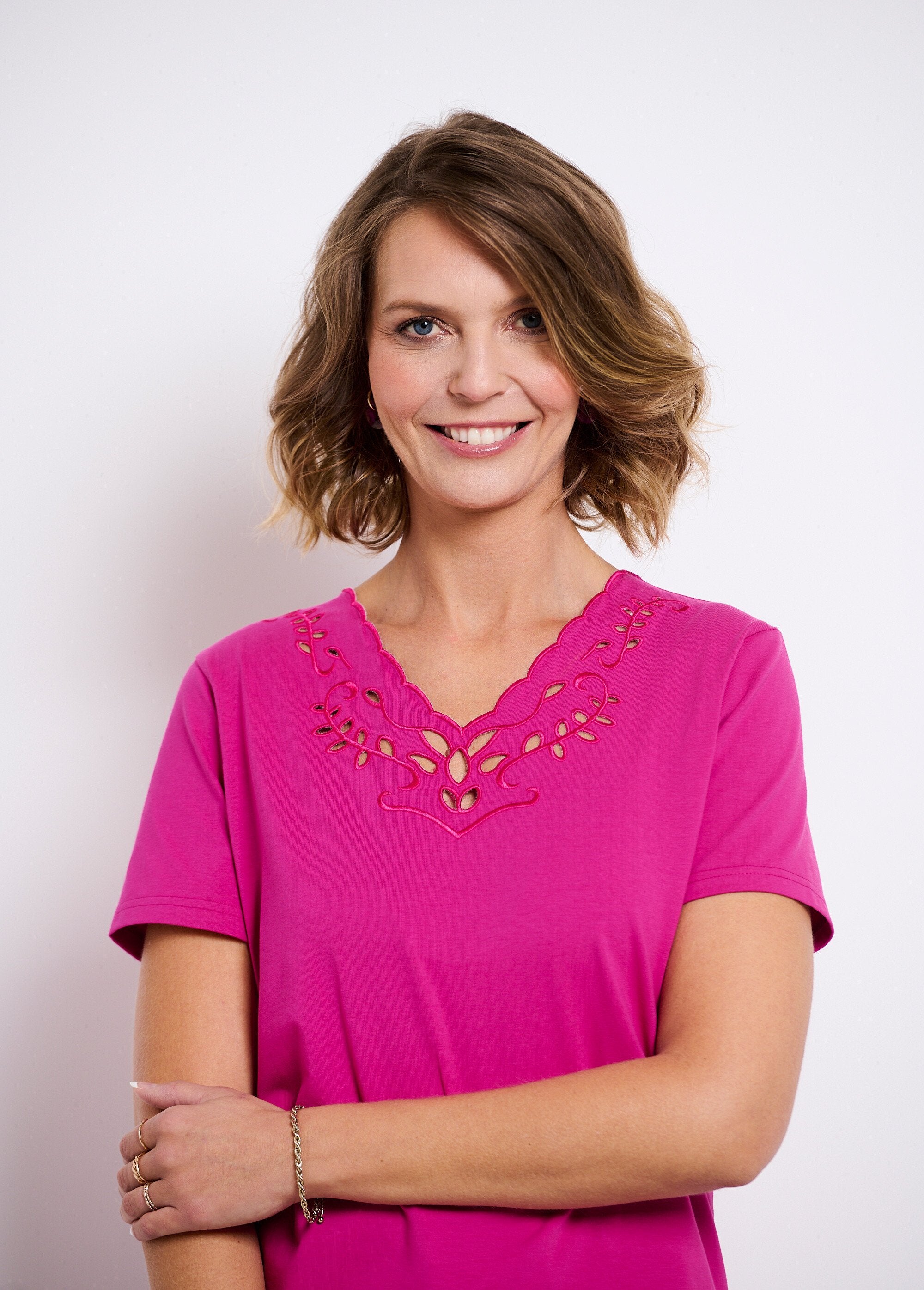 Embroidered_openwork_V-neck_T-shirt_Parma_DE1_slim