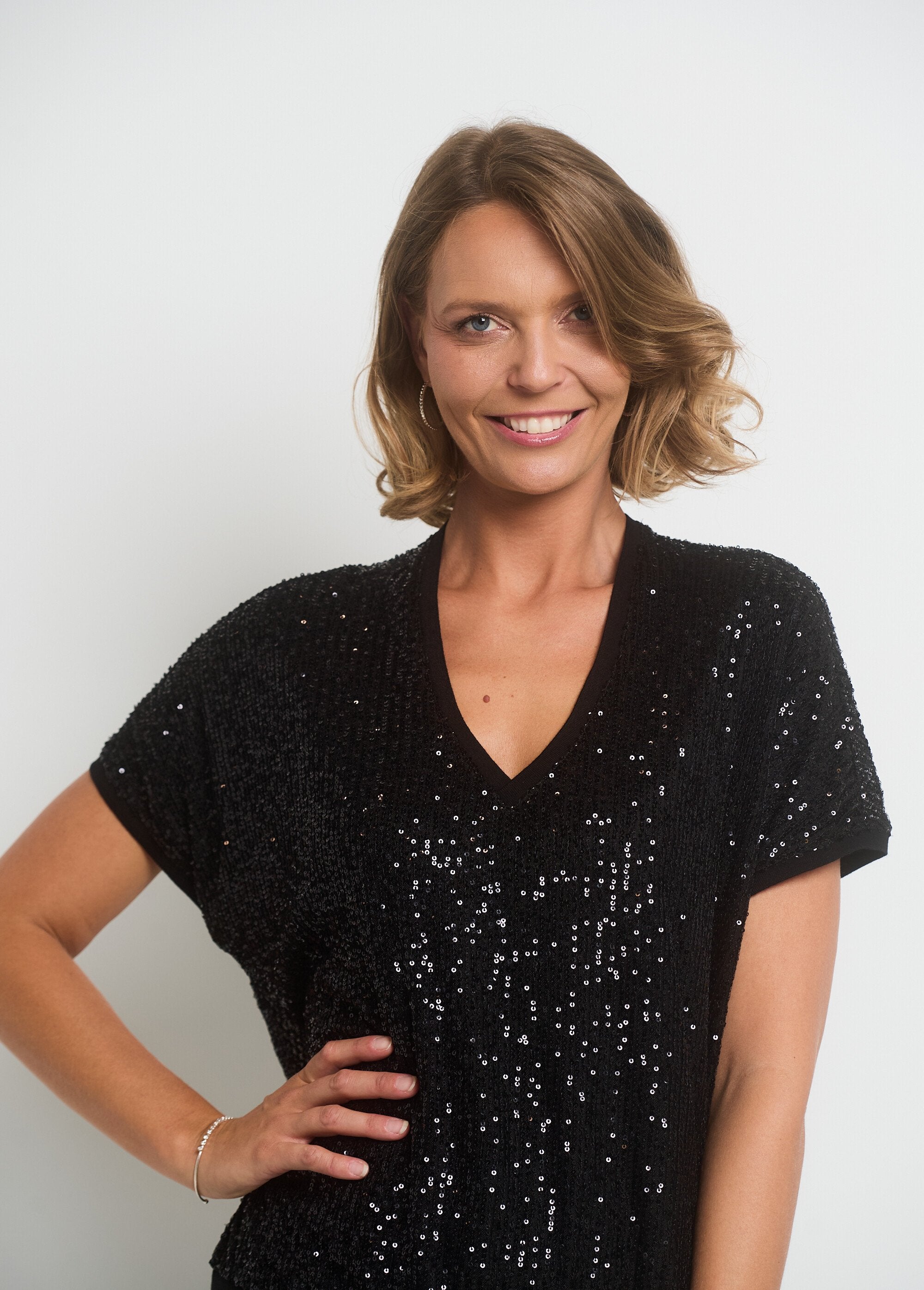 V-neck_mesh_t-shirt_with_sequins_Solid_black_DE1_slim