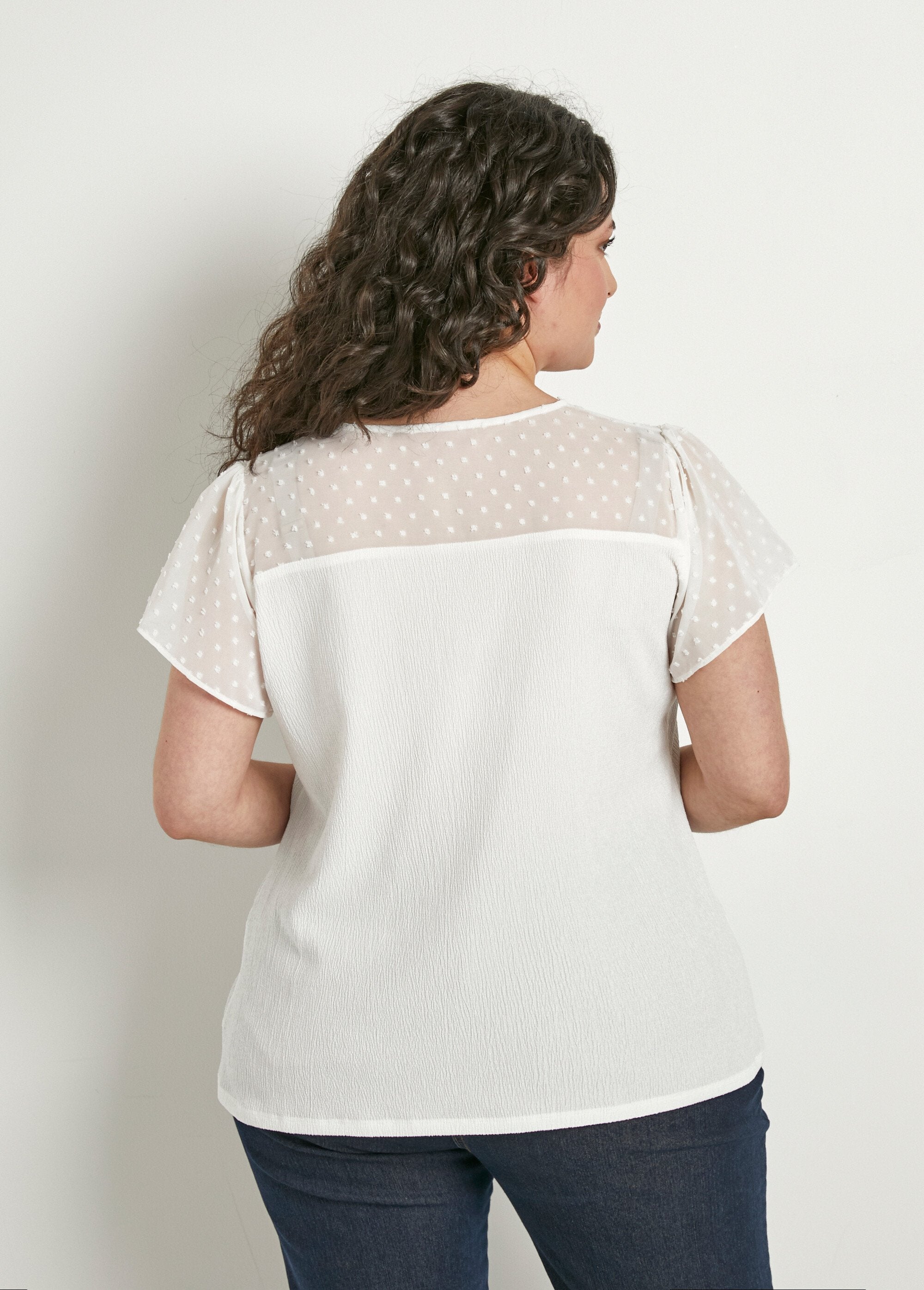 Short-sleeved_V-neck_polka_dot_t-shirt_White_DO1_curvy
