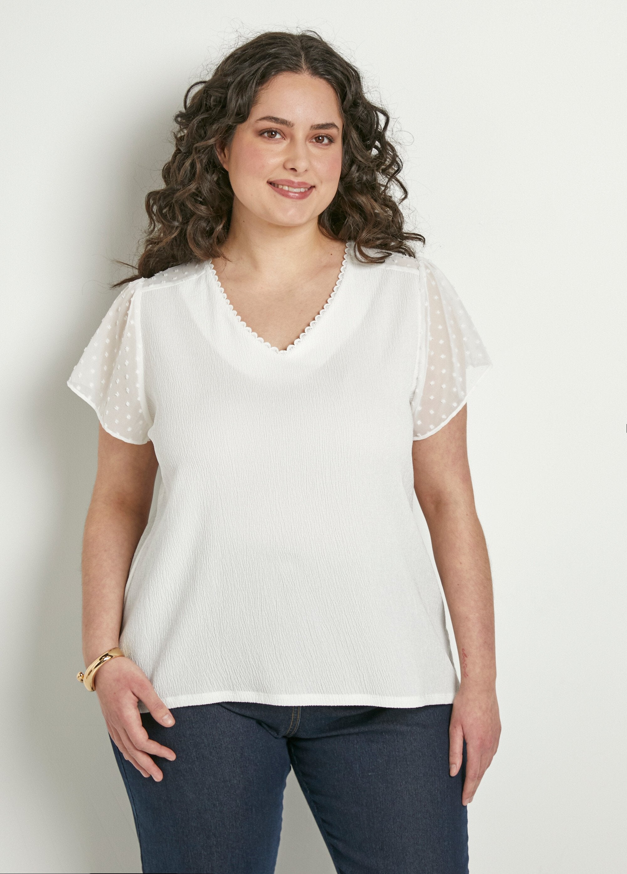 Short-sleeved_V-neck_polka_dot_t-shirt_White_FA1_curvy