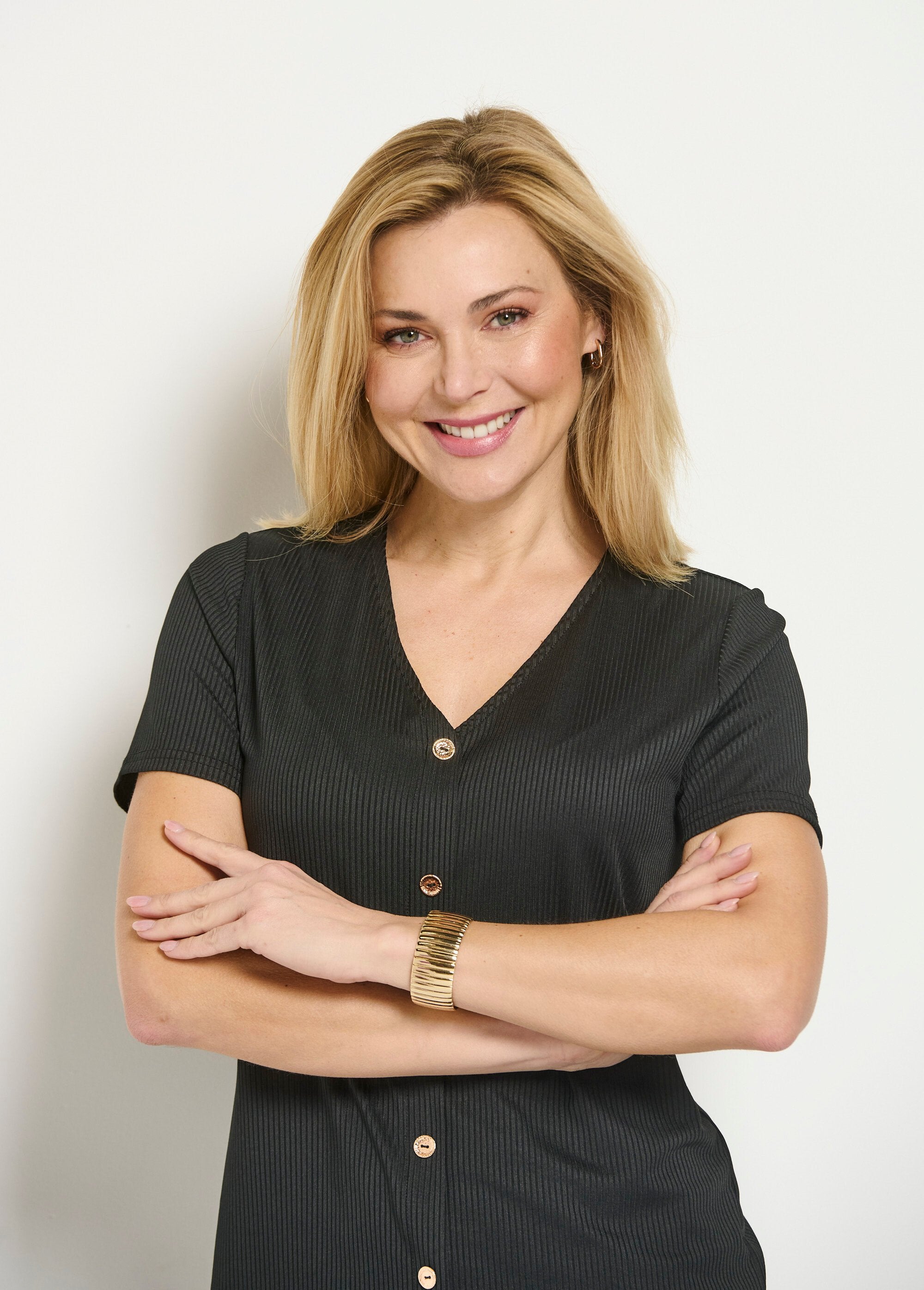 Plain_ribbed_t-shirt_with_short_straight_V-neck_Black_DE1_slim