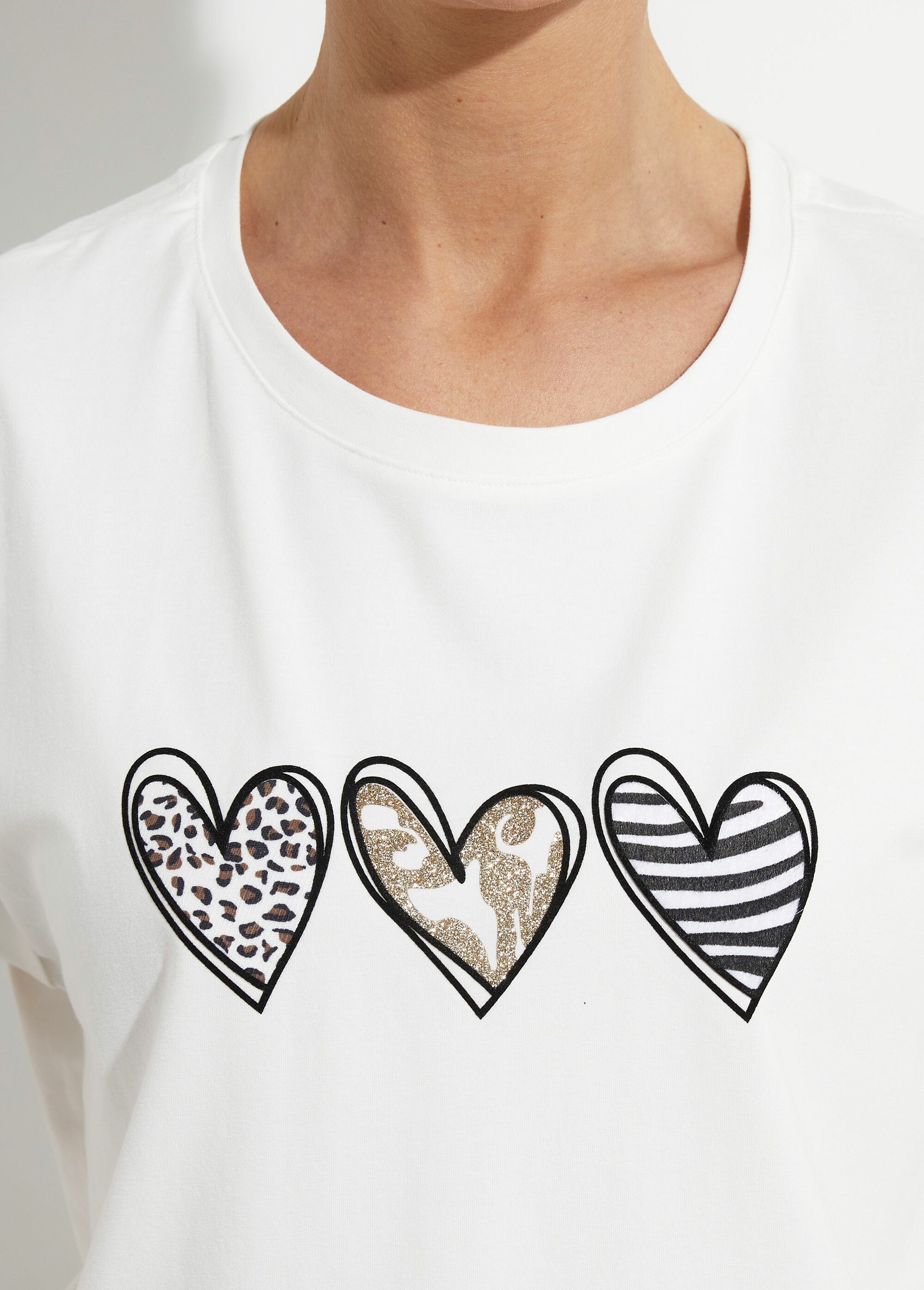 Cotton_T-shirt_with_3_fancy_hearts_White_DE2_slim