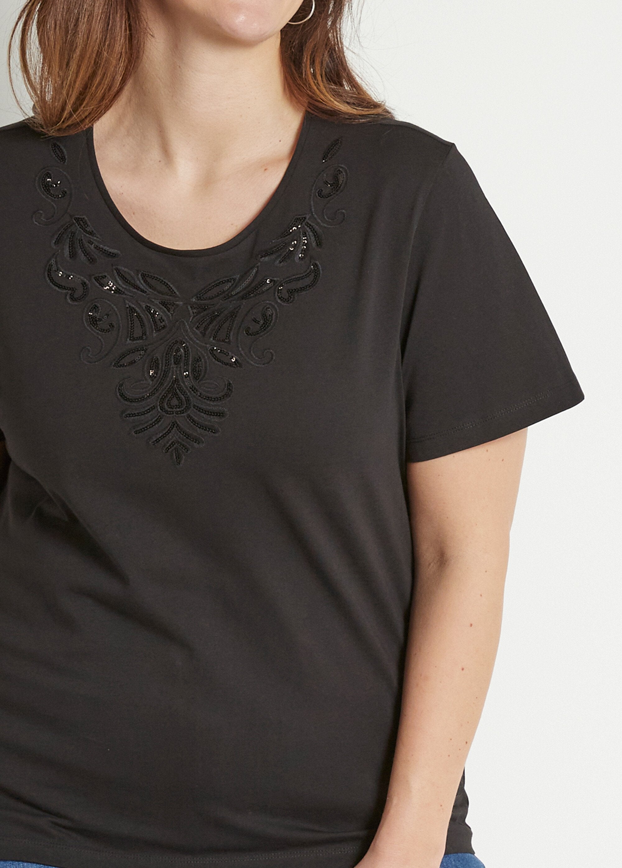 Short-sleeved_embroidered_cropped_t-shirt_Black_DE1_curvy