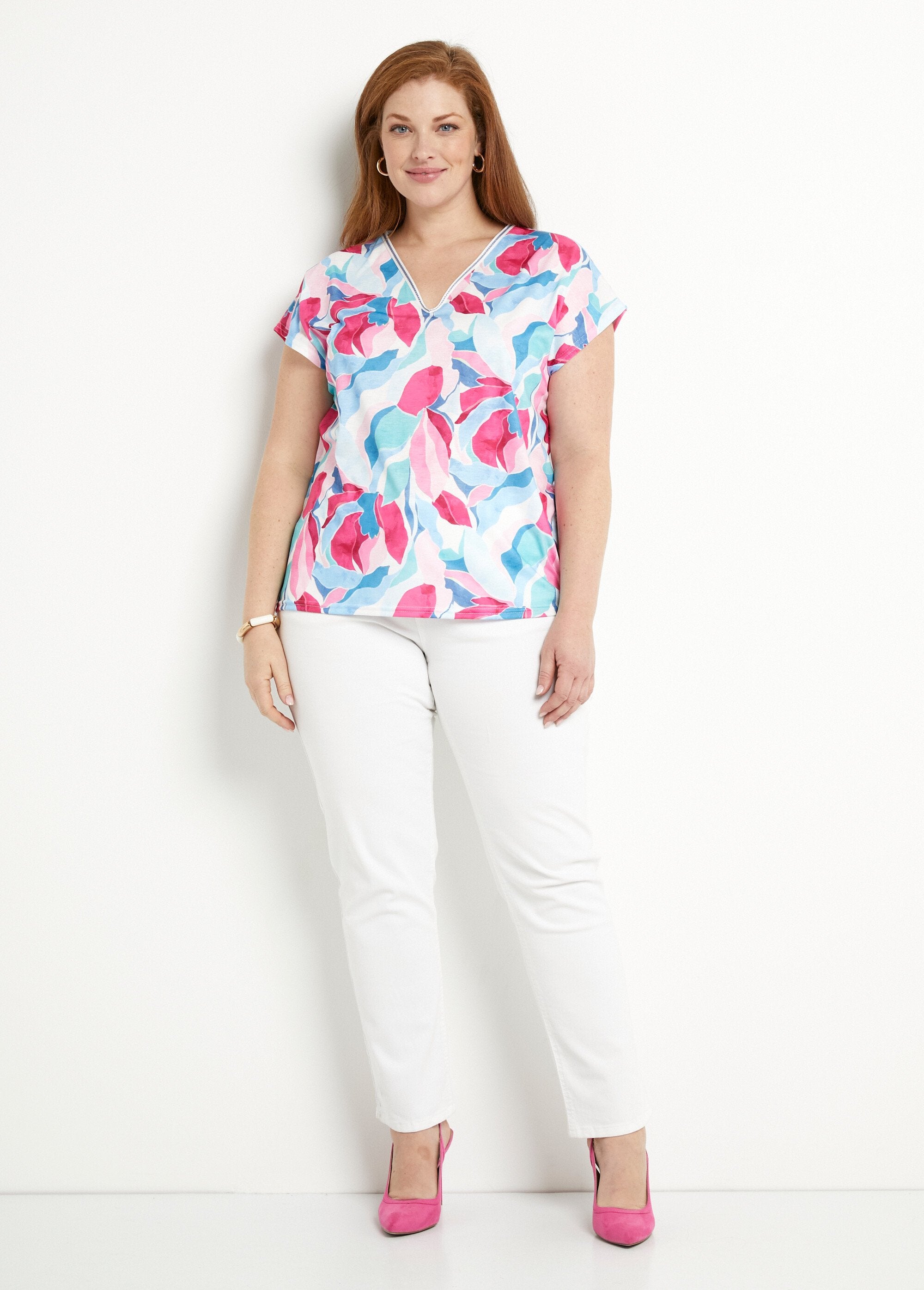 Shiny_printed_V-neck_cropped_t-shirt_Blue_and_pink_SF1_curvy