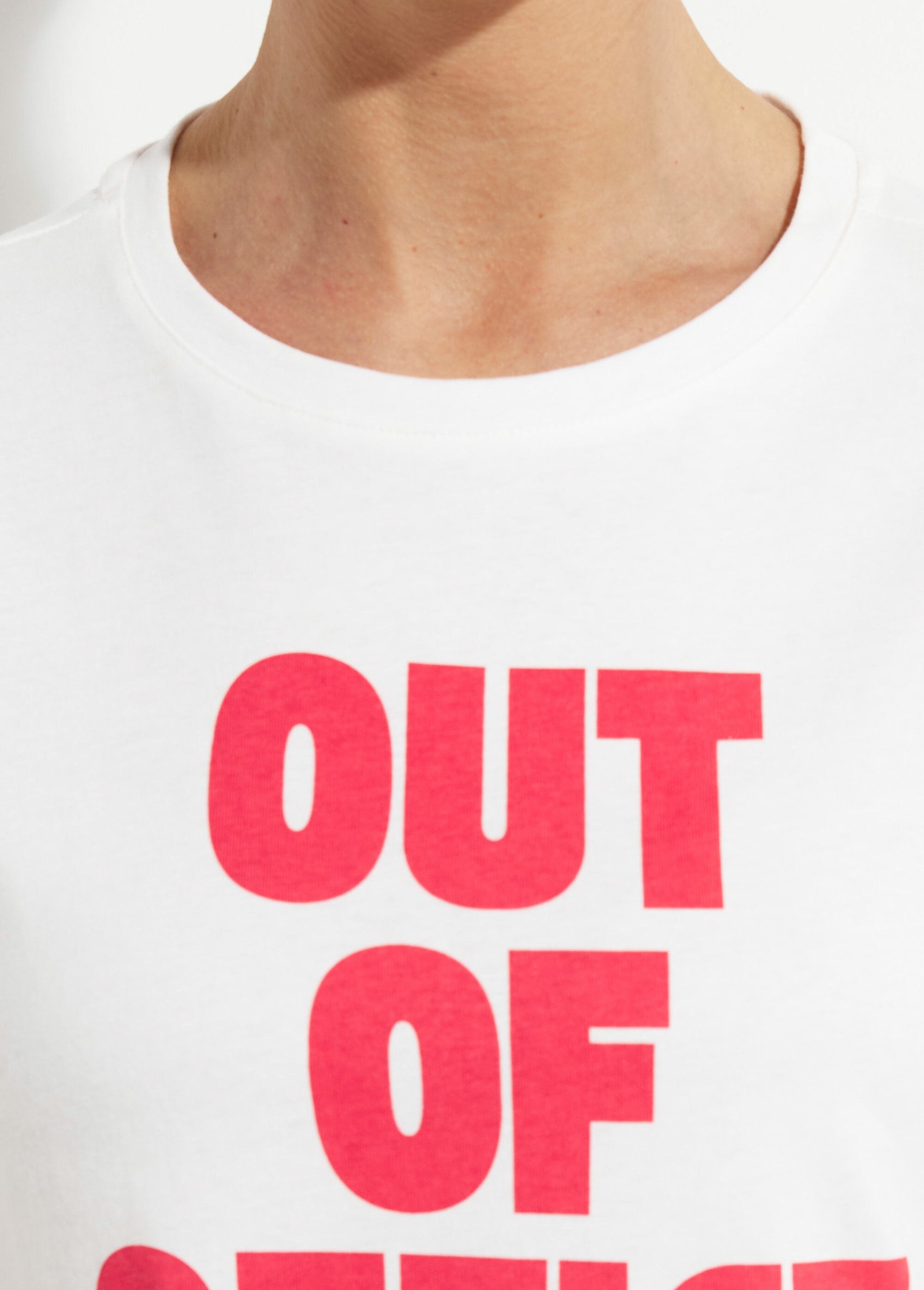 Fun_t-shirt_with_Out_of_office_inscription_White_and_red_DE2_slim