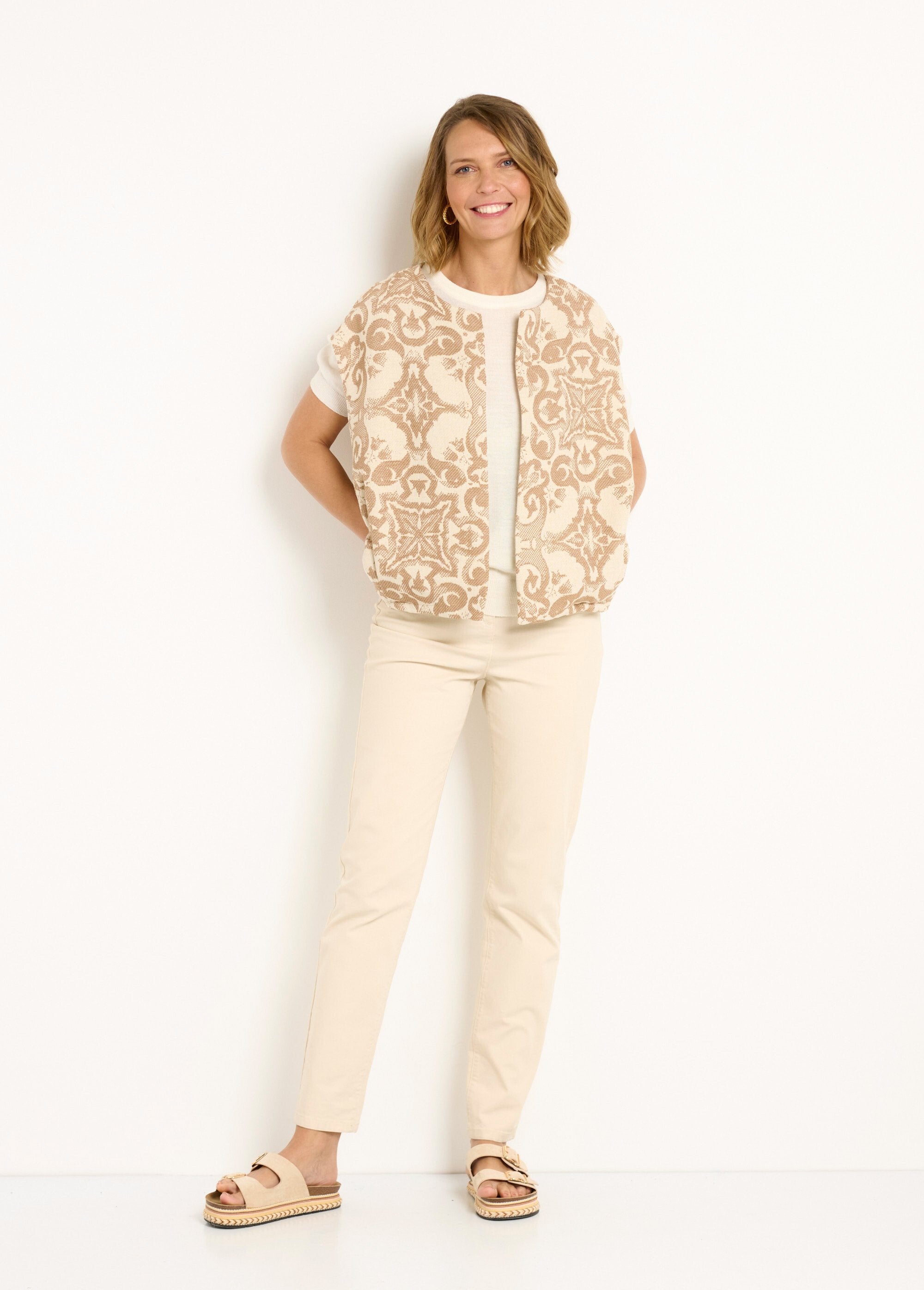 Sleeveless_round-neck_jacquard_jacket_Beige_SF1_slim