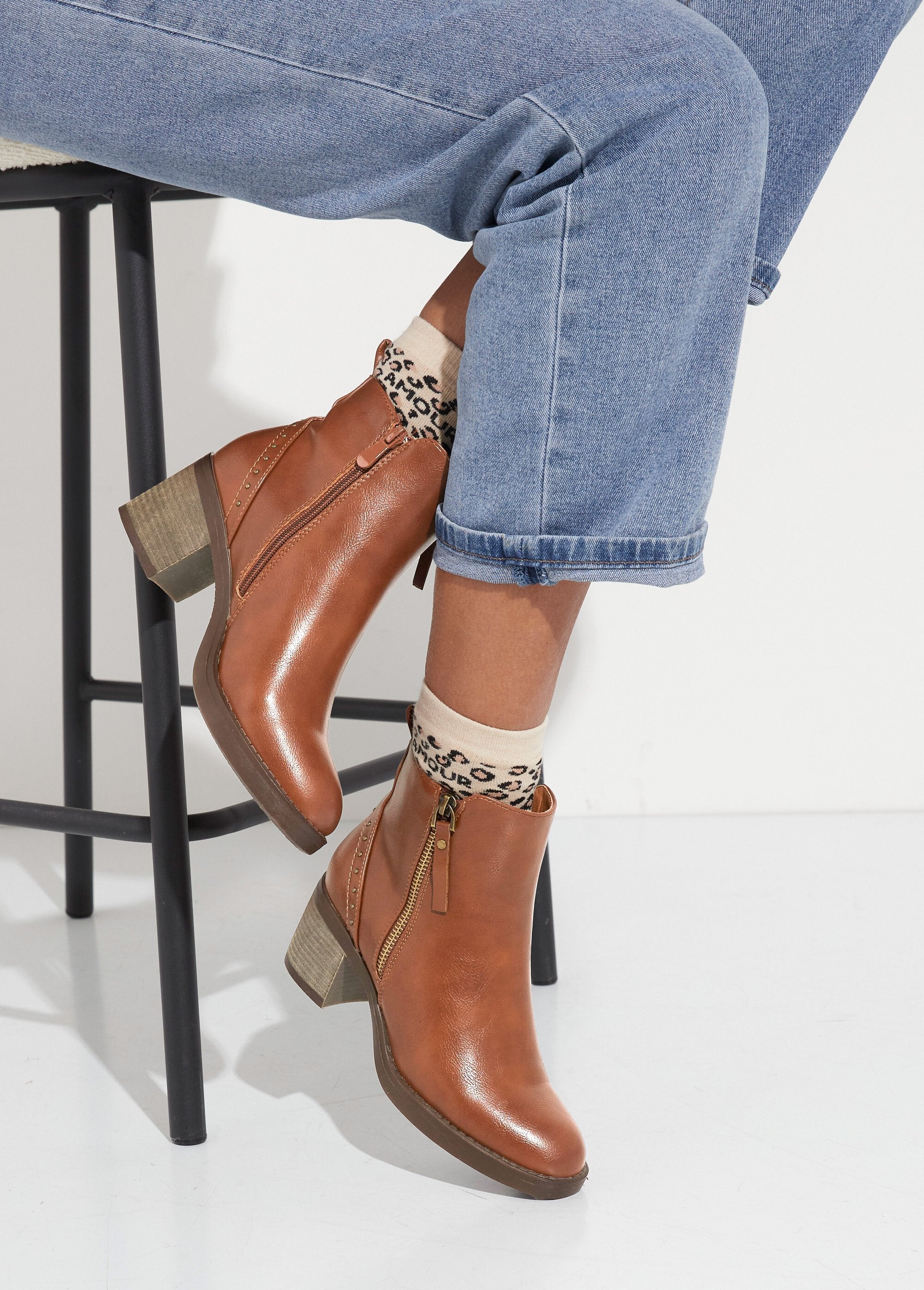 Boots_zippées_à_talon_détails_cloutés_Camel_SF1_slim
