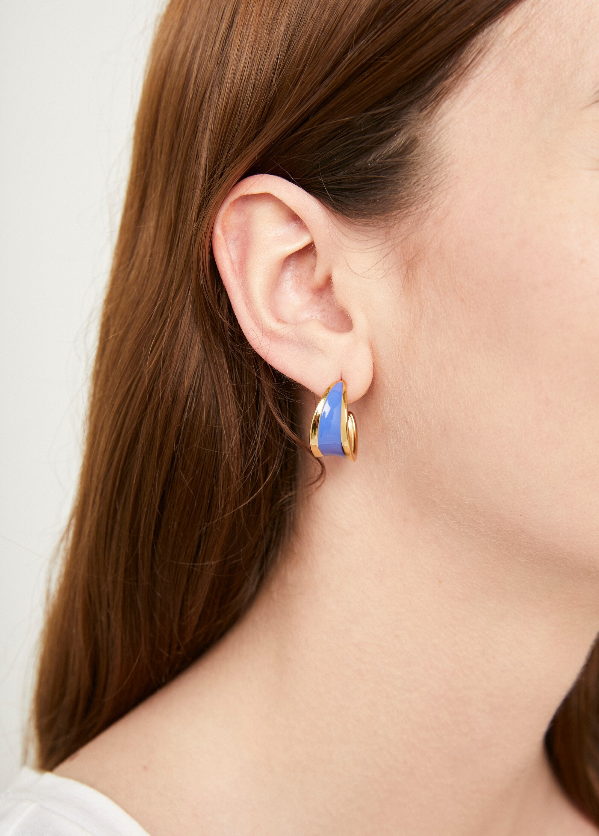 Enamel_and_steel_hoop_earrings_Gold_and_blue_FA1_slim