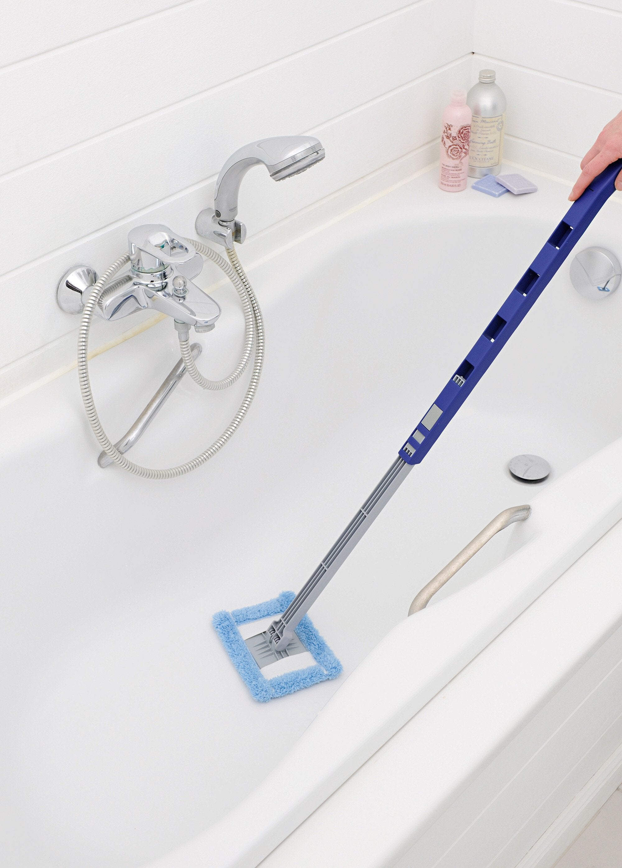 Multi-use_extendable_bathroom_brush_Blue_DE1_slim