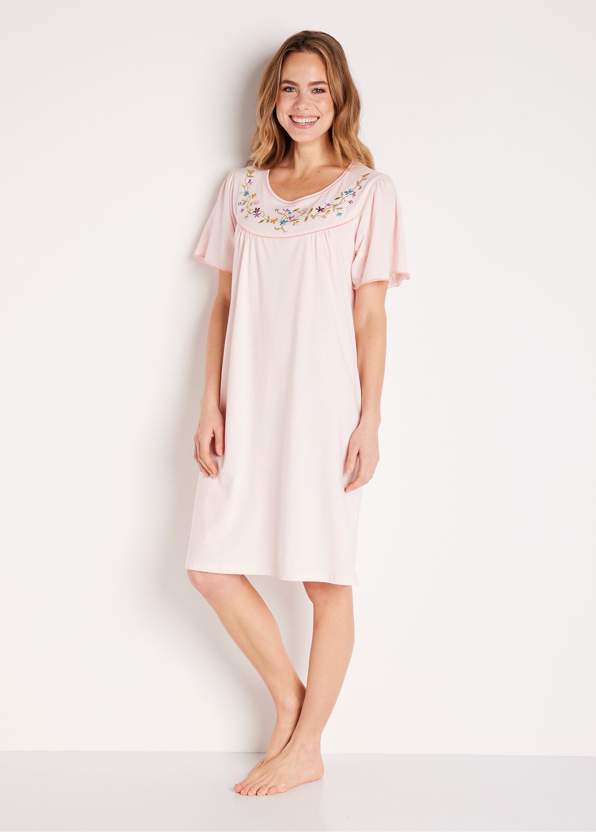 Loose_embroidered_nightgown_Light_pink_FA1_slim