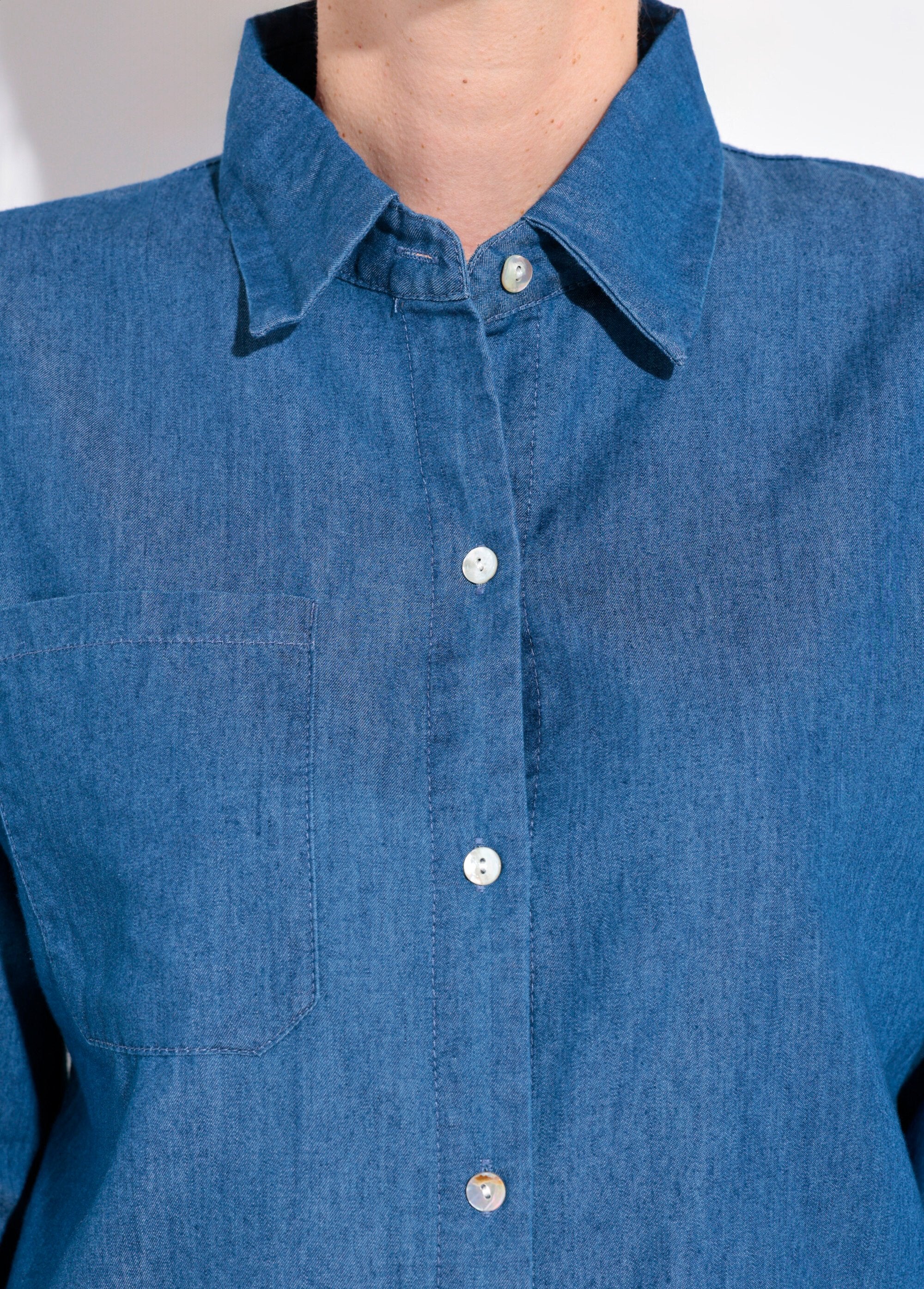 Long-sleeved_chambray_tailored_collar_blouse_Denim_DE1_slim