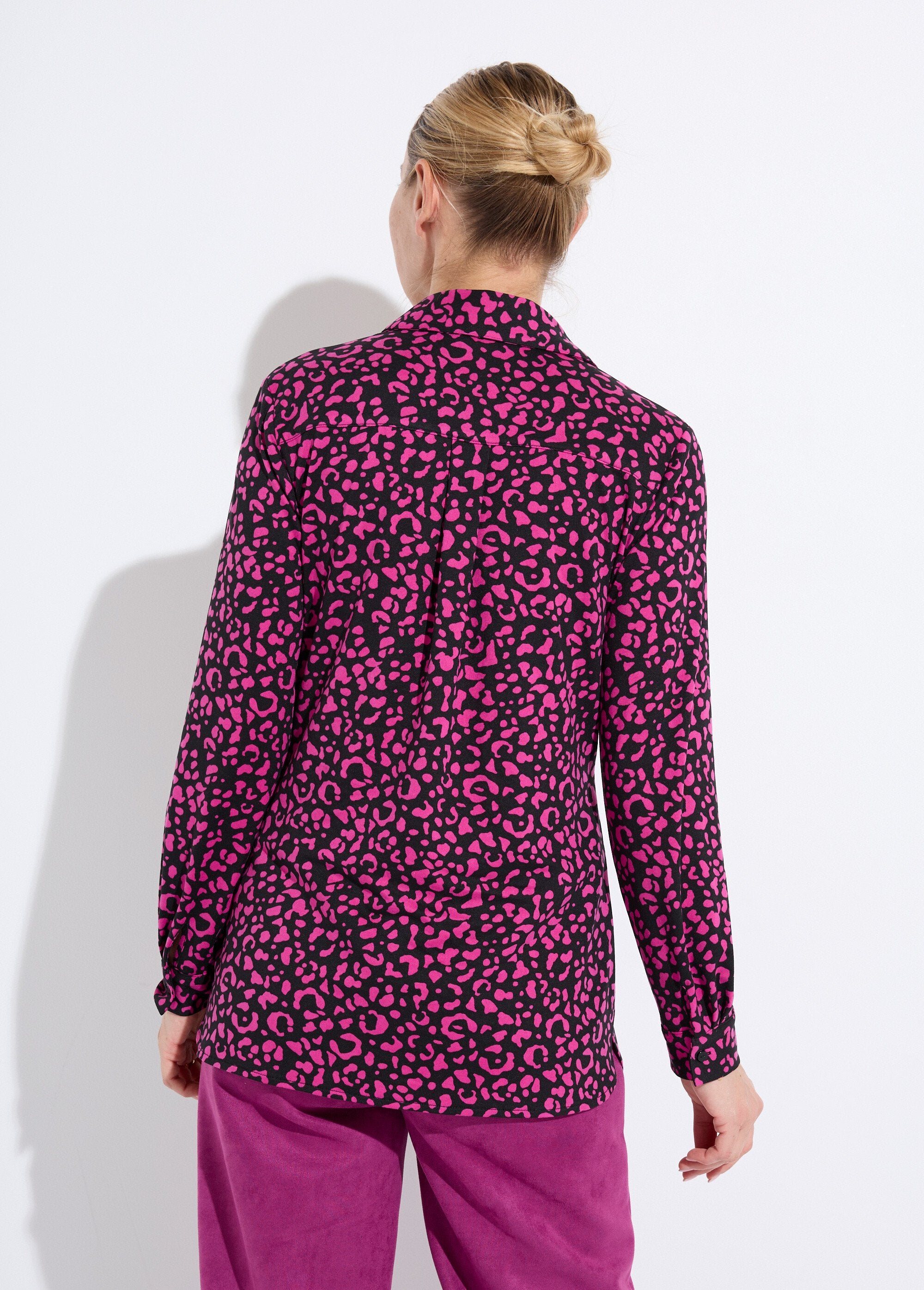 Chemisier_maille_chaude_imprimé_peau_de_bête_Noir_et_fuchsia_DO1_slim