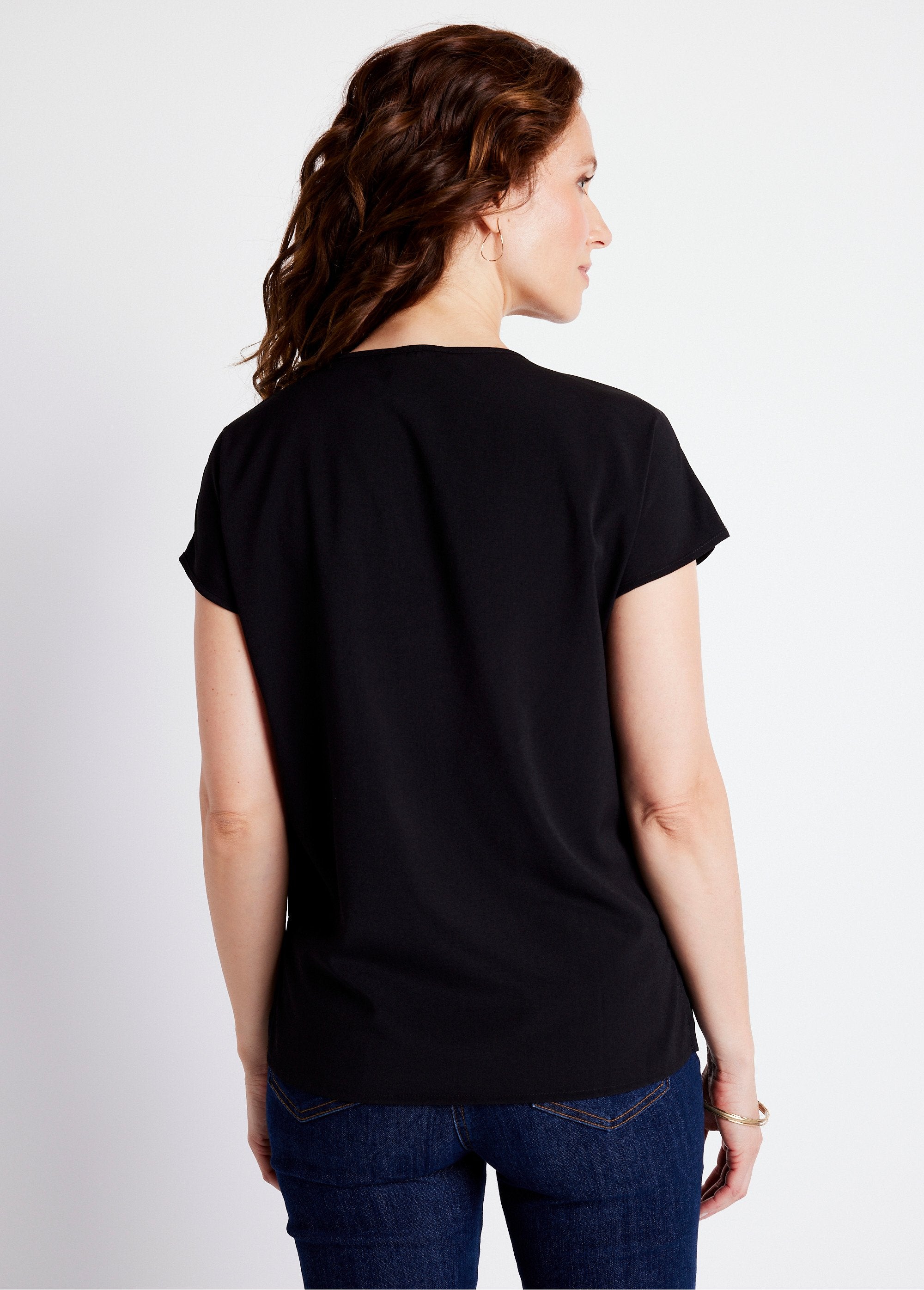 Long_short-sleeved_top_with_round_neck_embroidery_Black_DO1_slim