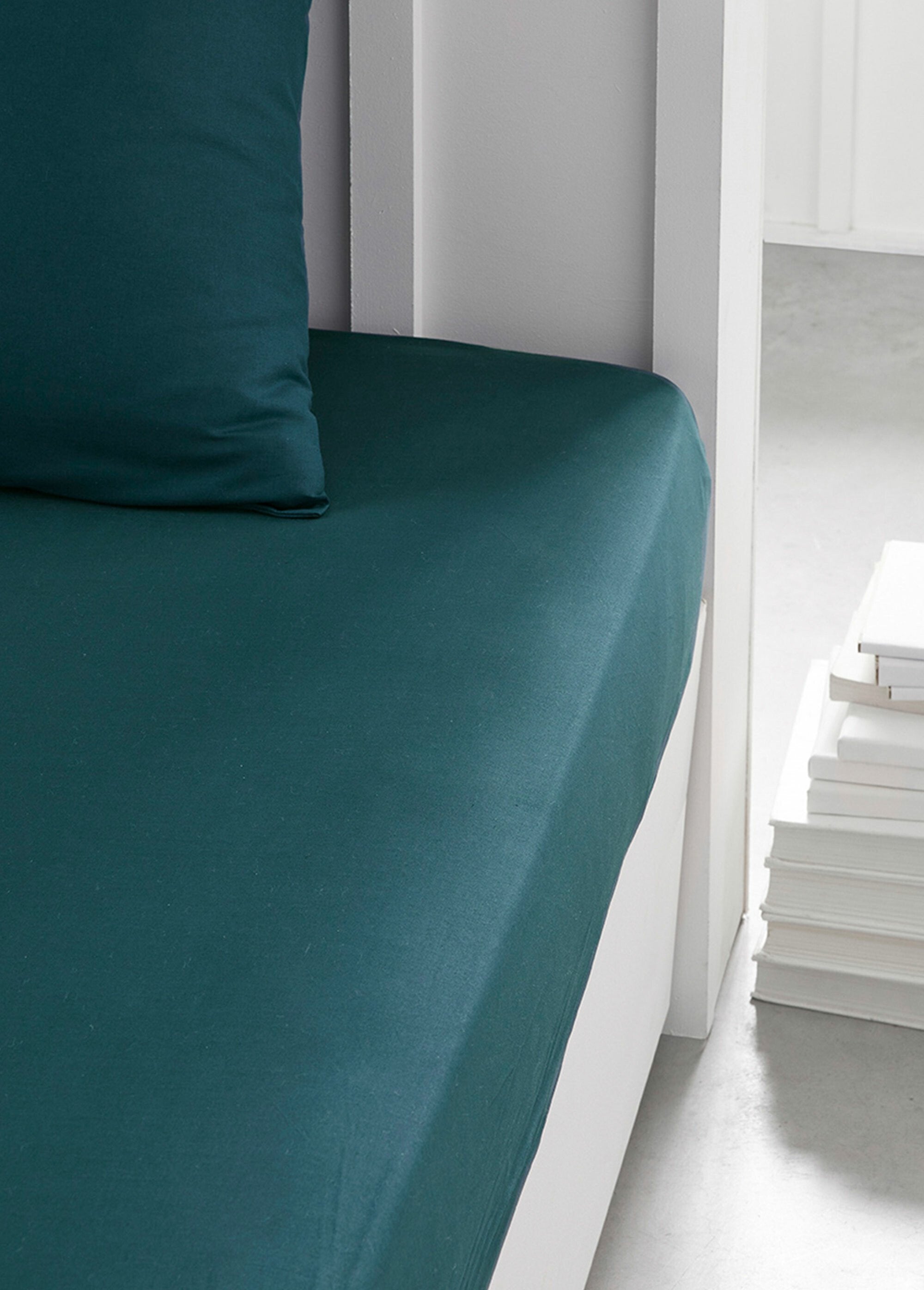 Plain_cotton_fitted_sheet_Peacock_DE1_slim