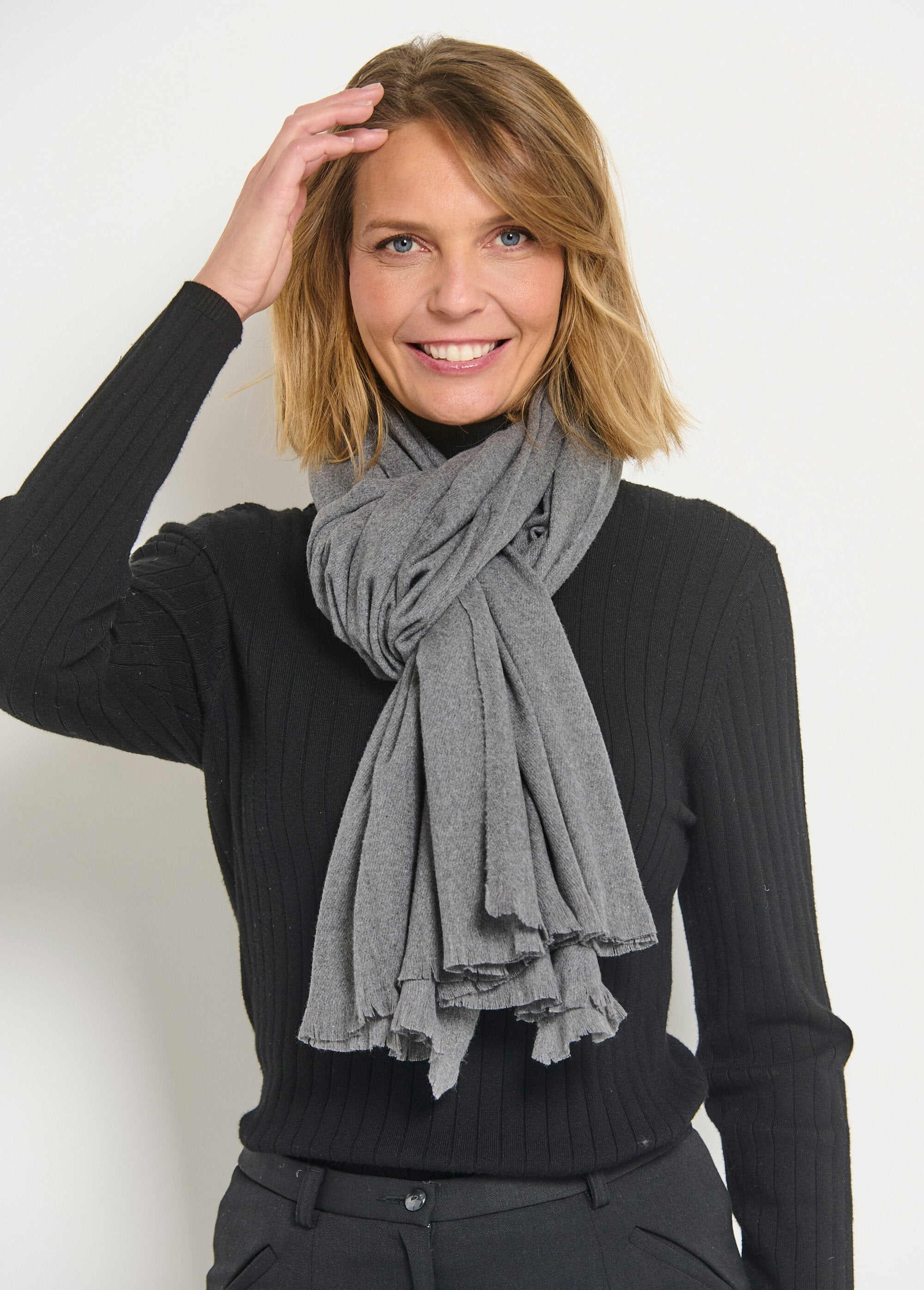 Trendy_warm_scarf_with_small_fringes_Gray_DE1_slim