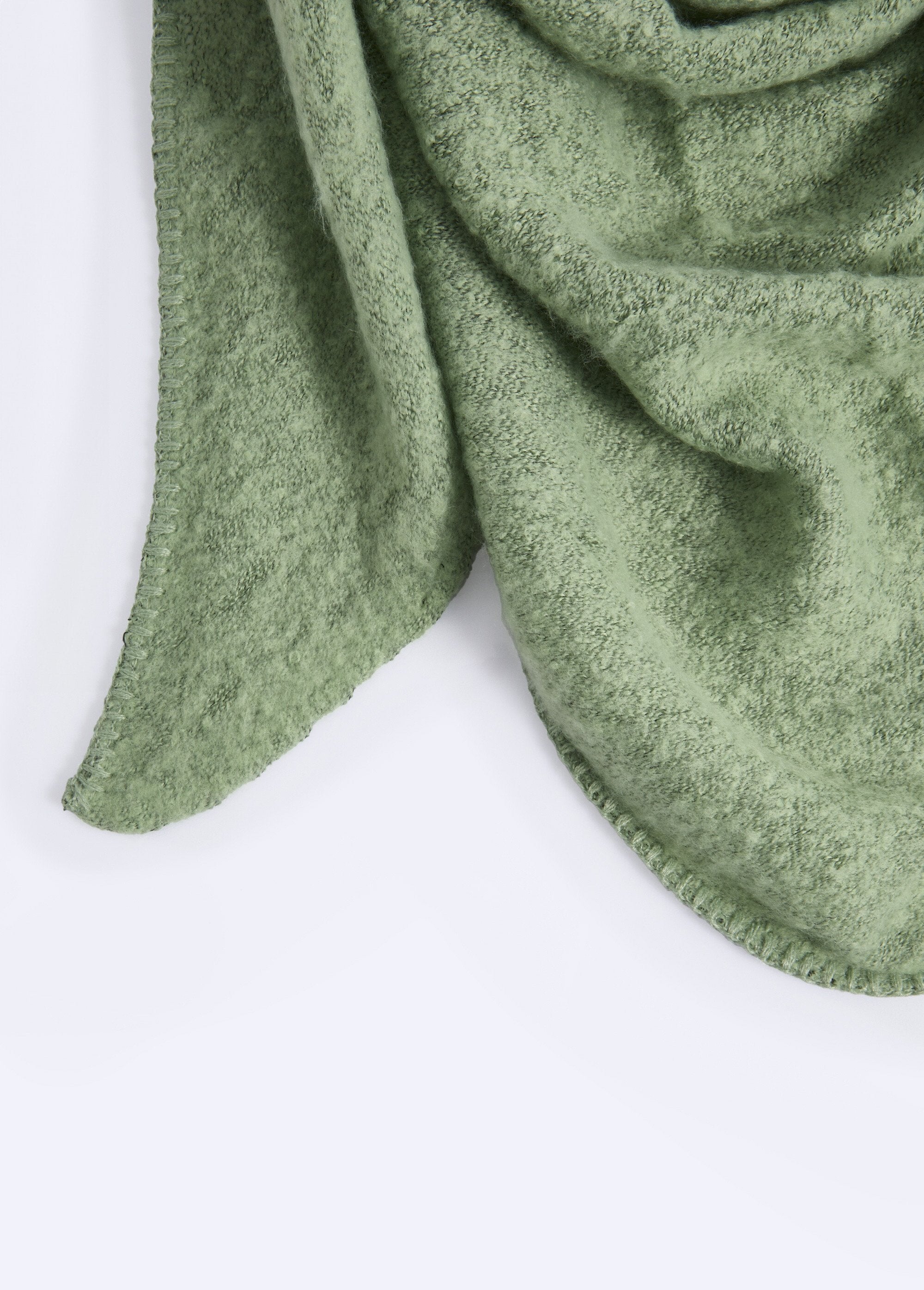 Soft_and_warm_knitted_triangle_scarf_Green_DE1_slim