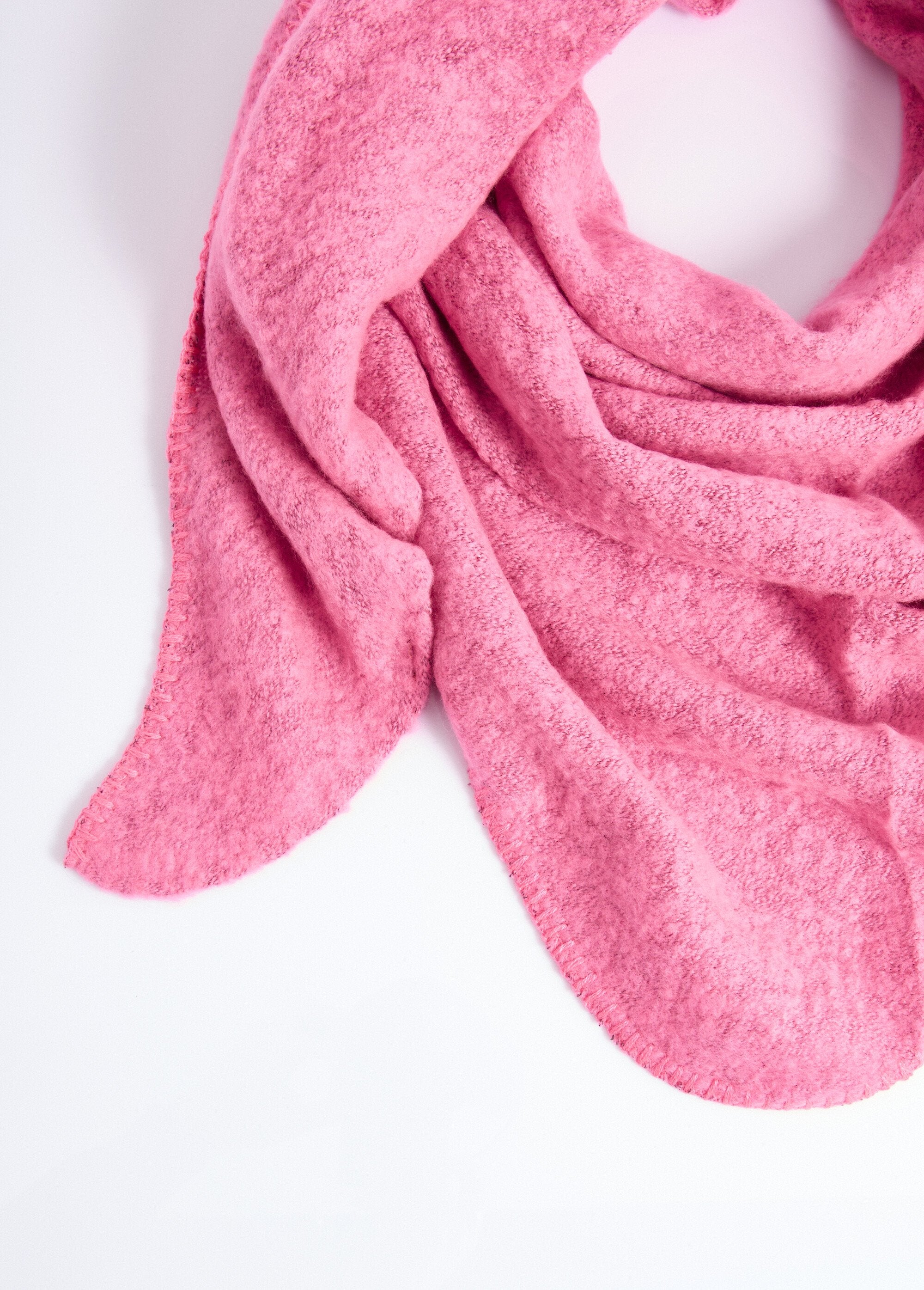 Soft_and_warm_knitted_triangle_scarf_Fuchsia_DE1_slim