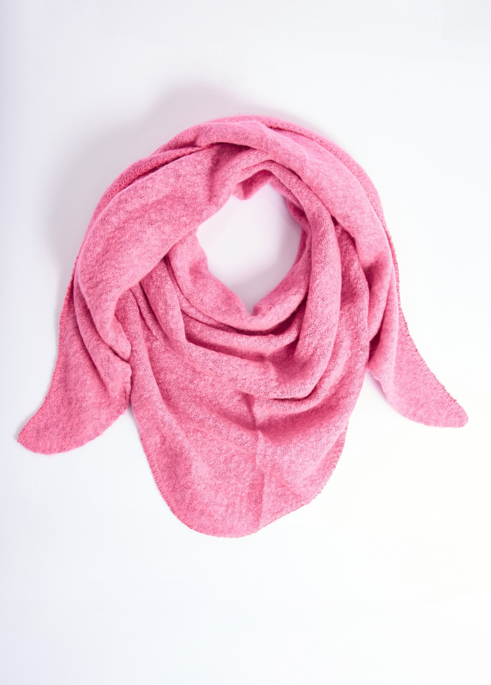 Soft_and_warm_knitted_triangle_scarf_Fuchsia_FA1_slim