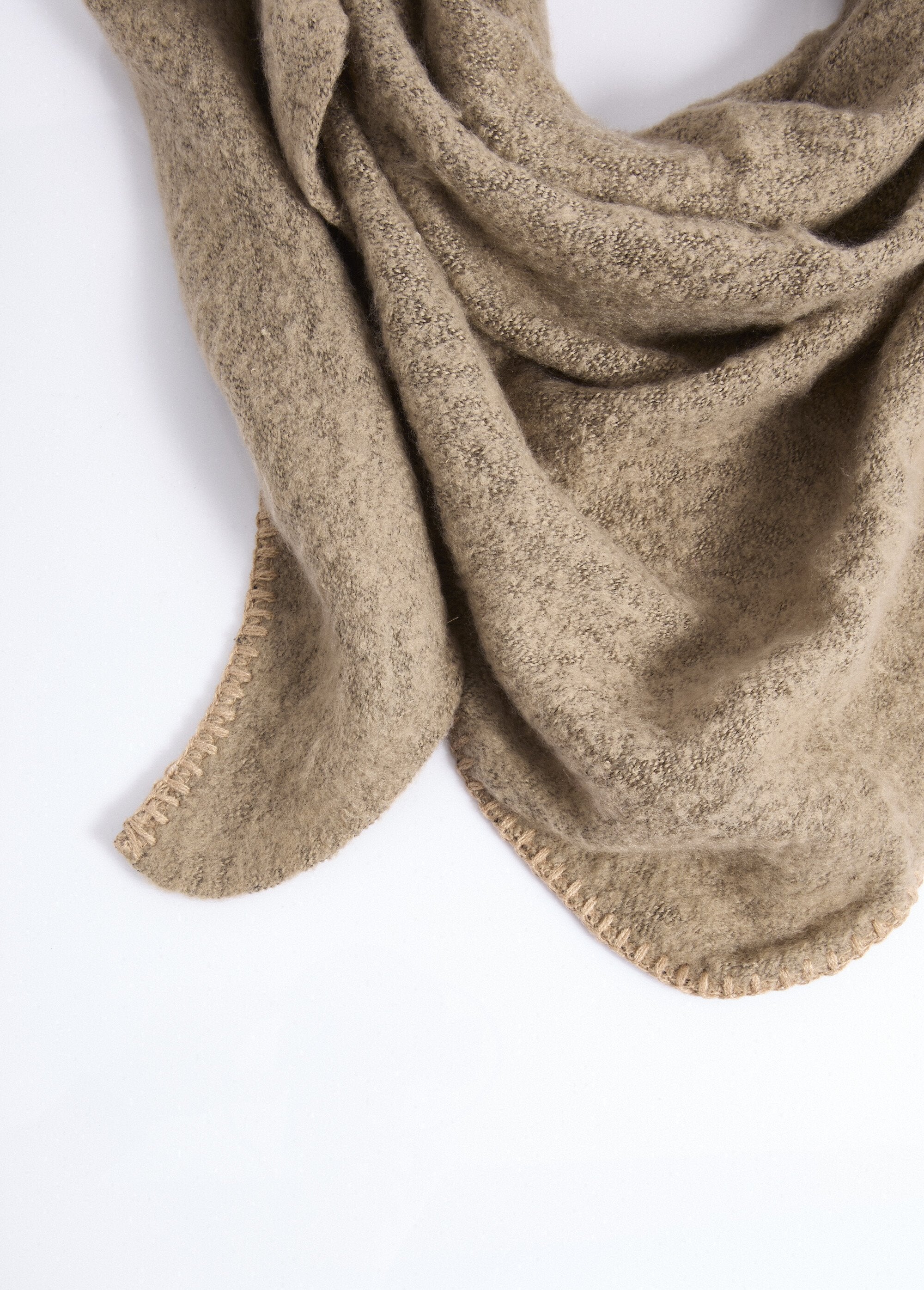 Soft_and_warm_knitted_triangle_scarf_Mole_DE1_slim