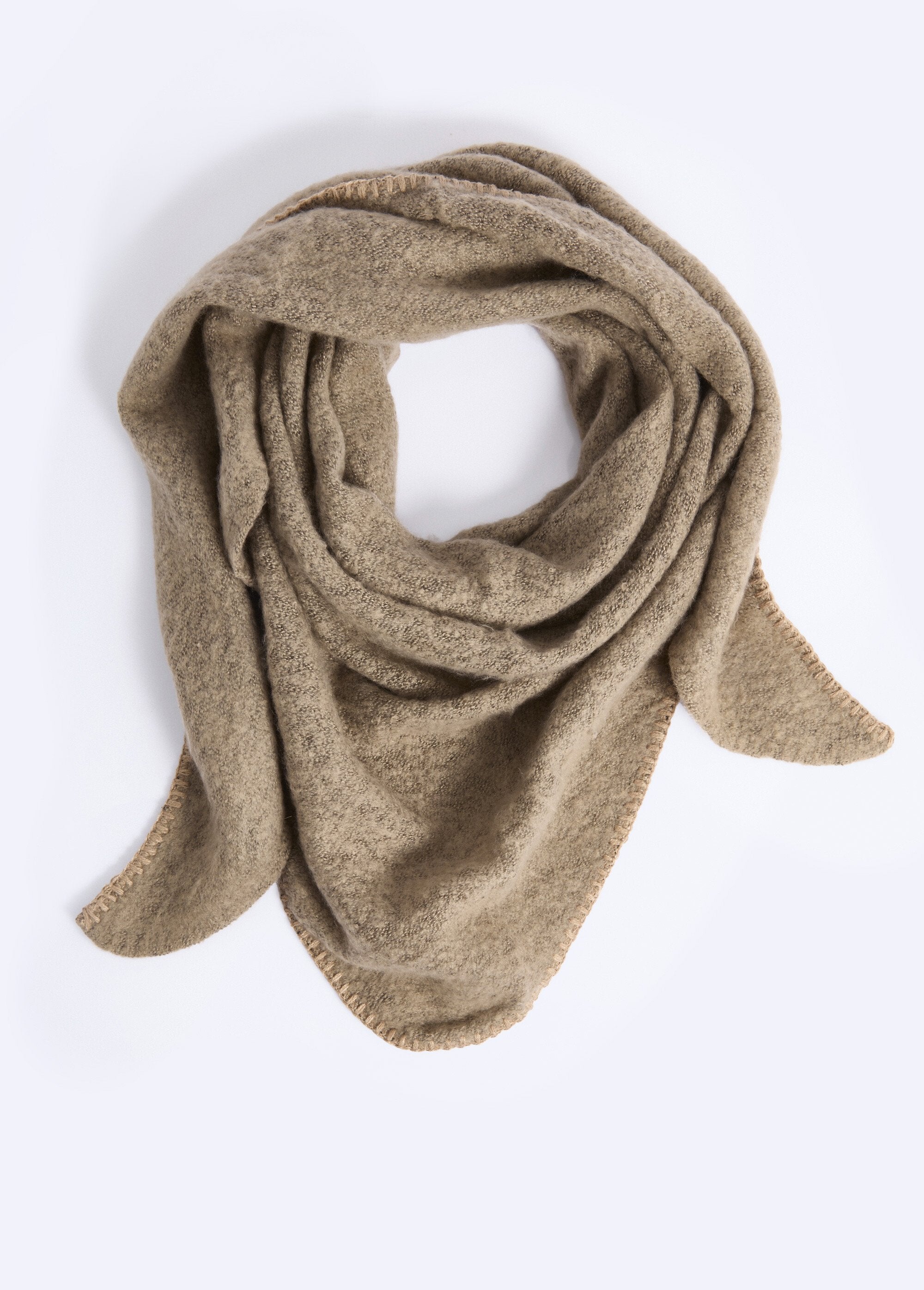 Soft_and_warm_knitted_triangle_scarf_Mole_FA1_slim
