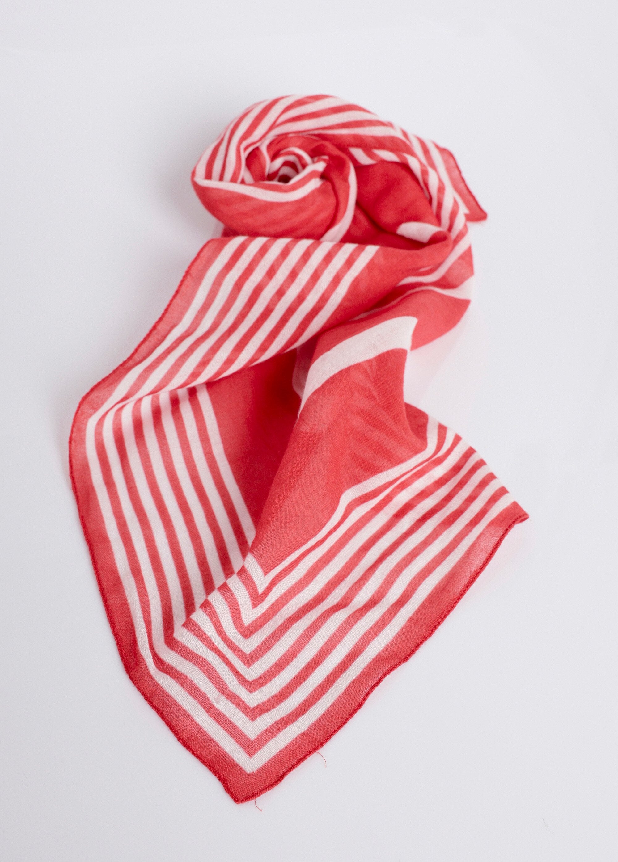 Two-tone_cotton_scarf_with_geometric_pattern_Red_FA1_slim
