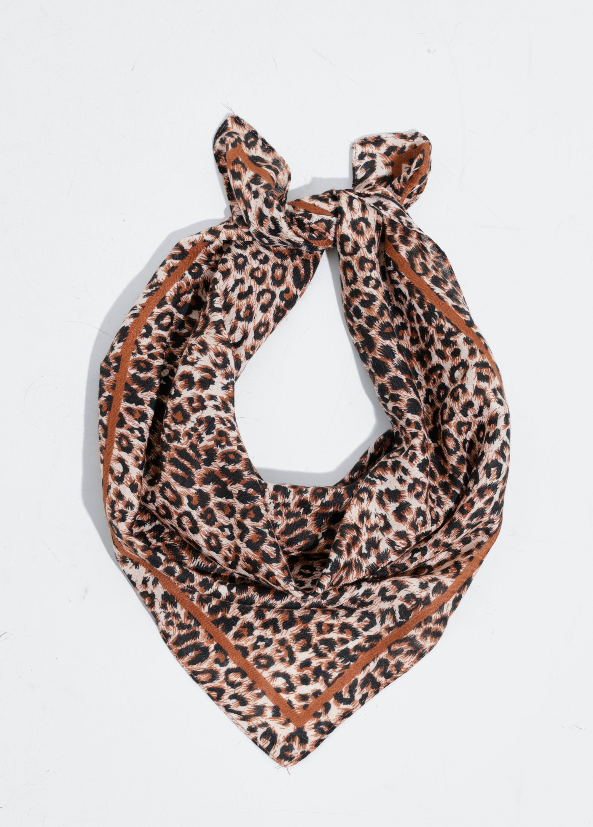 Trendy_square_scarf_with_leopard_pattern_Leopard_FA1_slim