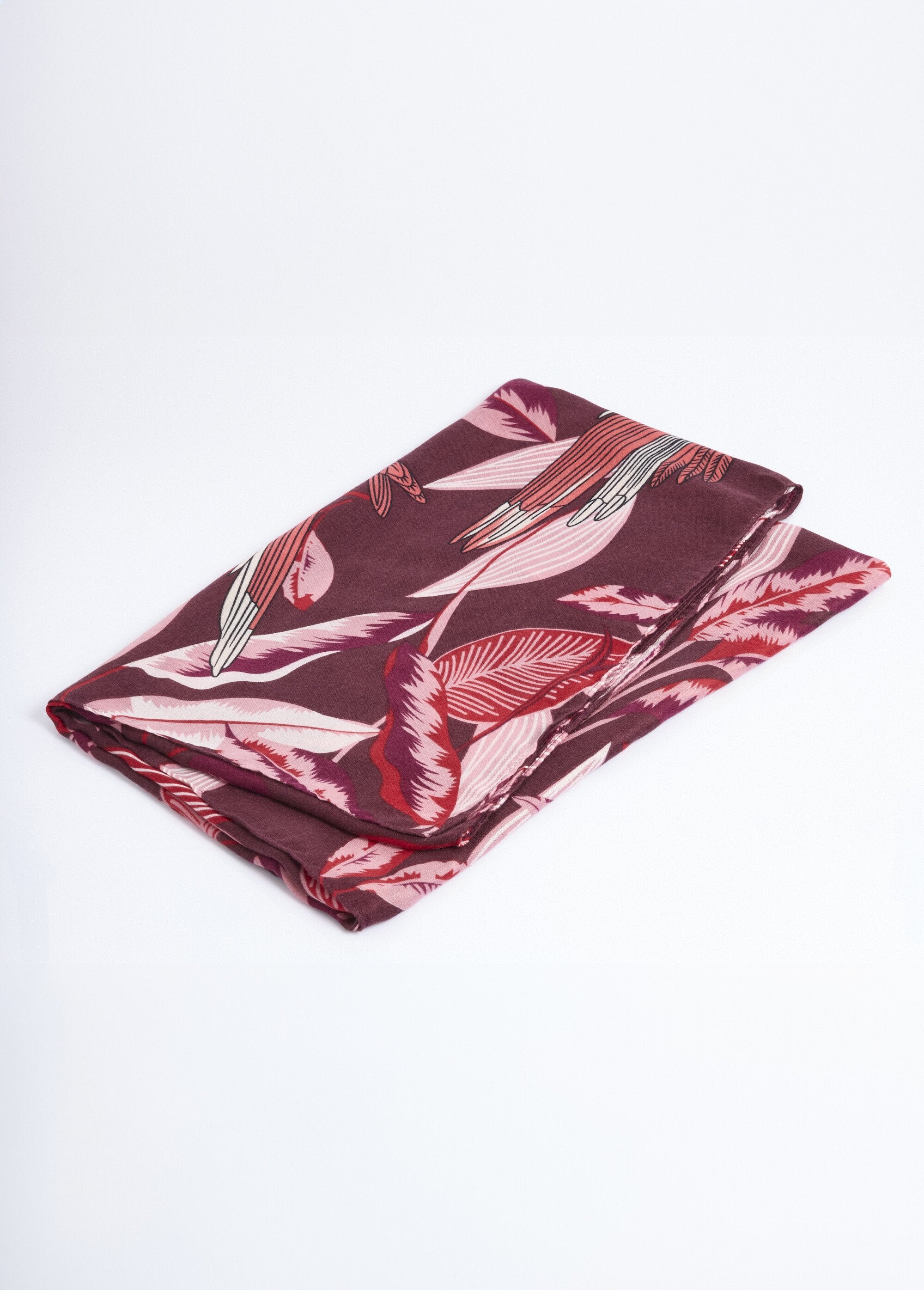 Parrot_motif_scarf_in_monochrome_Bordeaux_DE1_slim