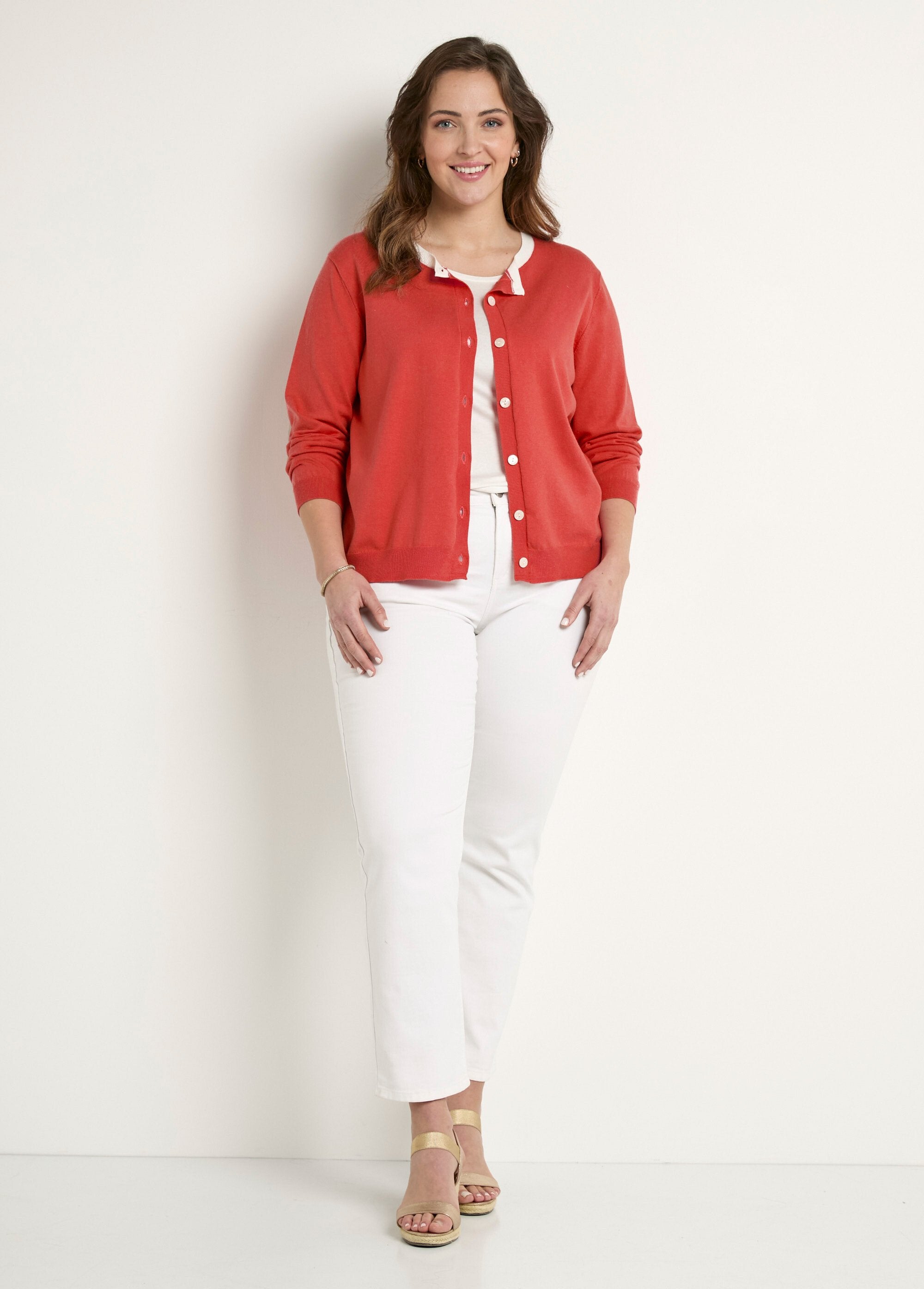 Soft_round_neck_buttoned_cardigan_vest_Poppy_SF1_curvy