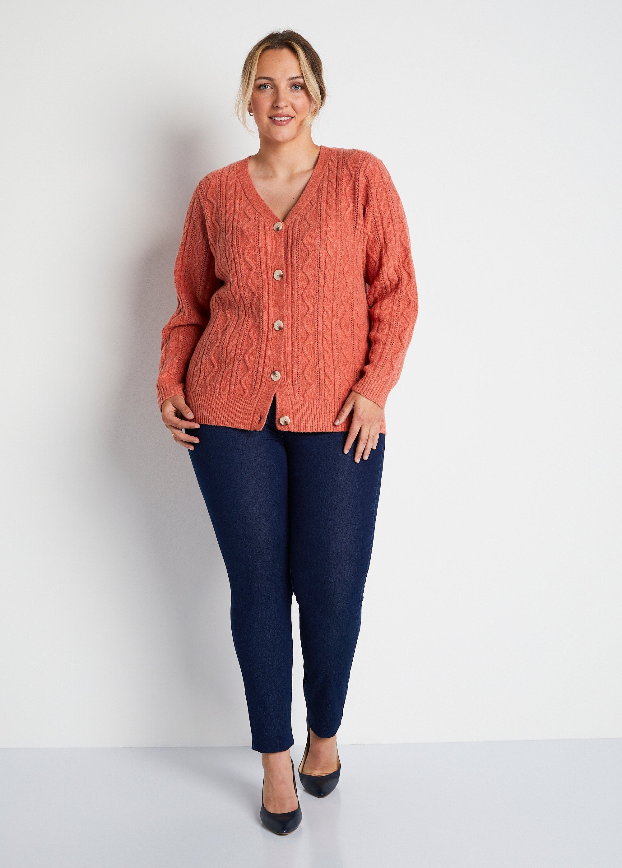 Short_buttoned_V-neck_cable_knit_cardigan_Tomette_SF1_curvy